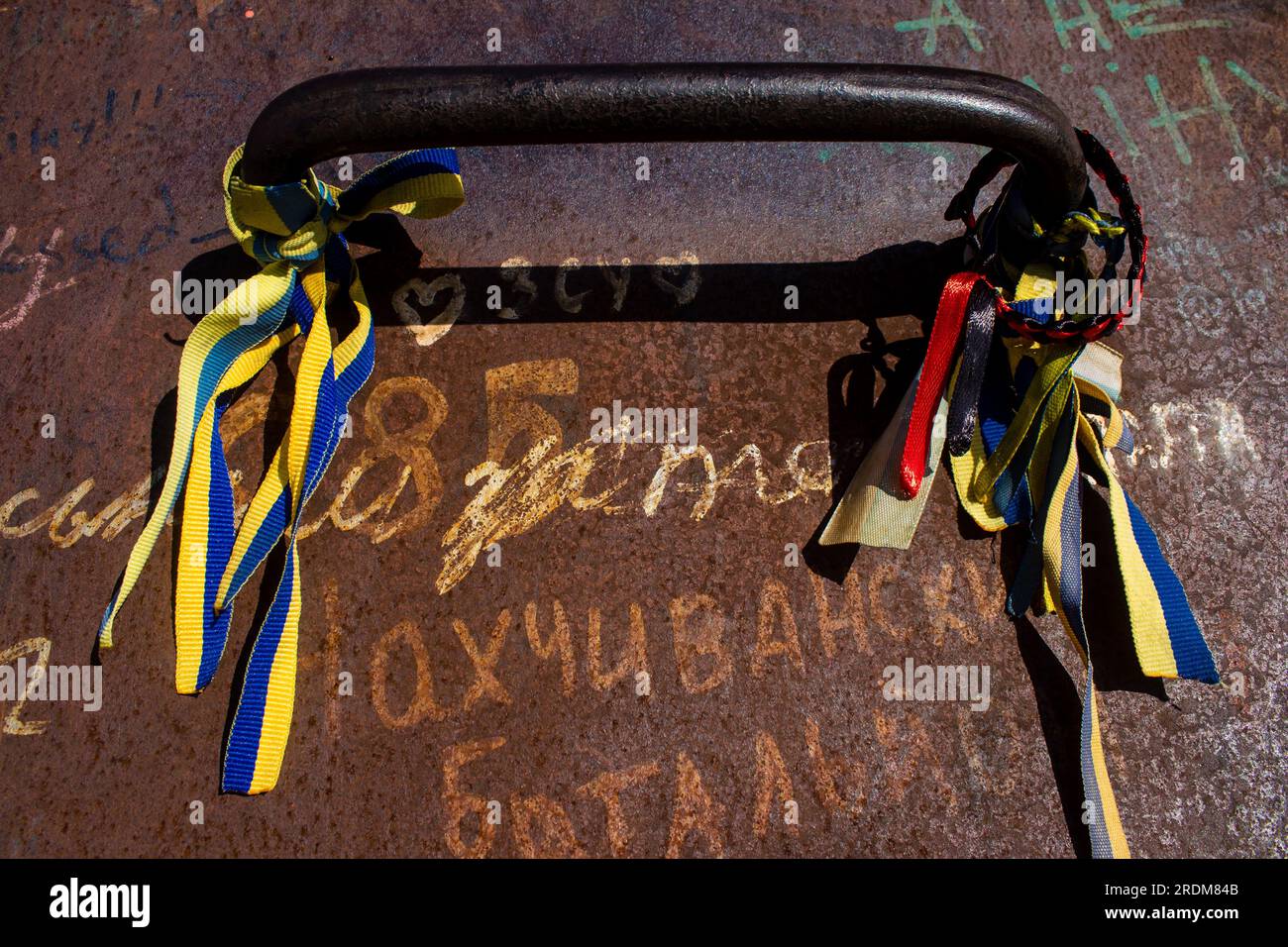 Les gens viennent mettre des bracelets aux couleurs de l’Ukraine sur des équipements militaires russes détruits par l’Ukraine depuis le début de la guerre. Le presentat Banque D'Images