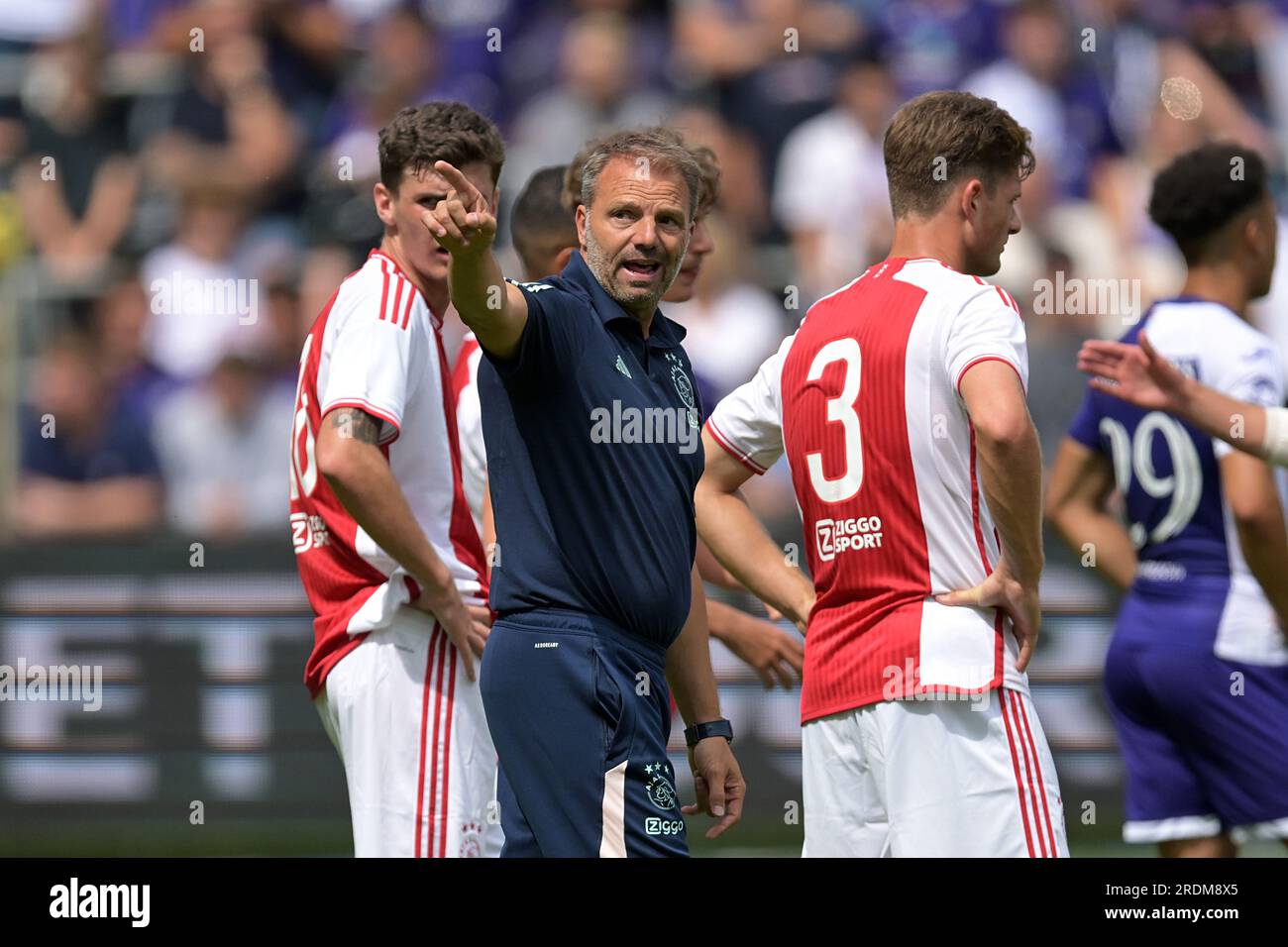 Maurice Steijn (c), entraîneur de l'Ajax après le match amical entre le RSC Anderlecht et l'Ajax Amsterdam au Lotto Park le 22 juillet 2023 à Bruxelles, Belgique. ANP GERRIT VAN COLOGNE Banque D'Images