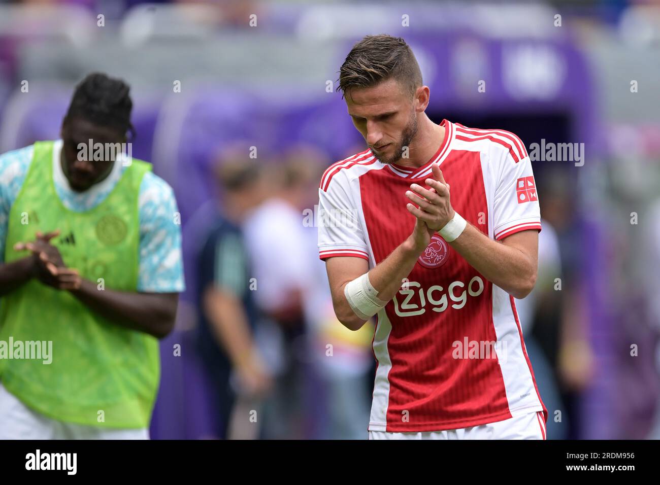 BRUXELLES - Branco van den Boomen de l'Ajax déçu après le match amical entre le RSC Anderlecht et l'Ajax Amsterdam au Lotto Park le 22 juillet 2023 à Bruxelles, Belgique. ANP GERRIT VAN KOLOLEN Banque D'Images