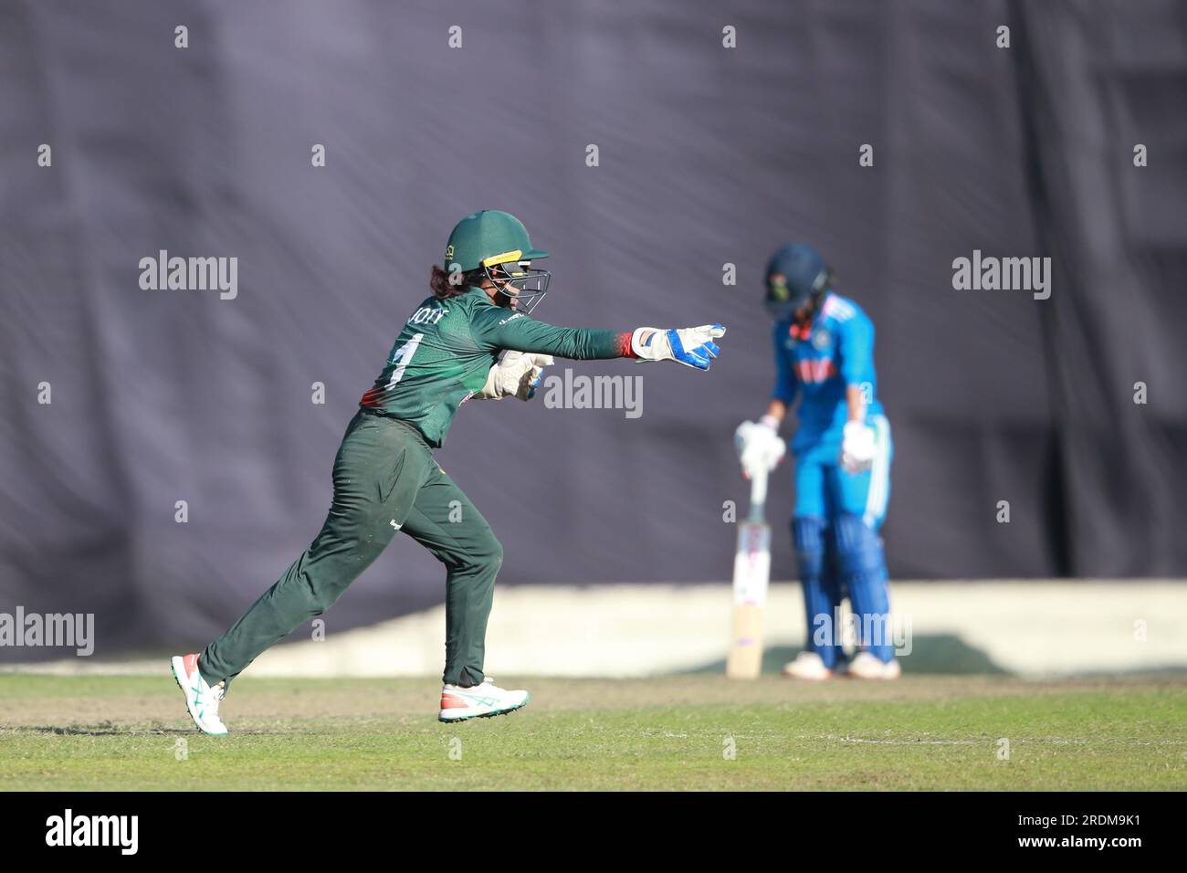 Les joueuses bangladaises célèbrent après le licenciement d'une batteuse indienne lors de la troisième et dernière édition de la Journée internationale Bangladesh Women-India Women (ODI Banque D'Images