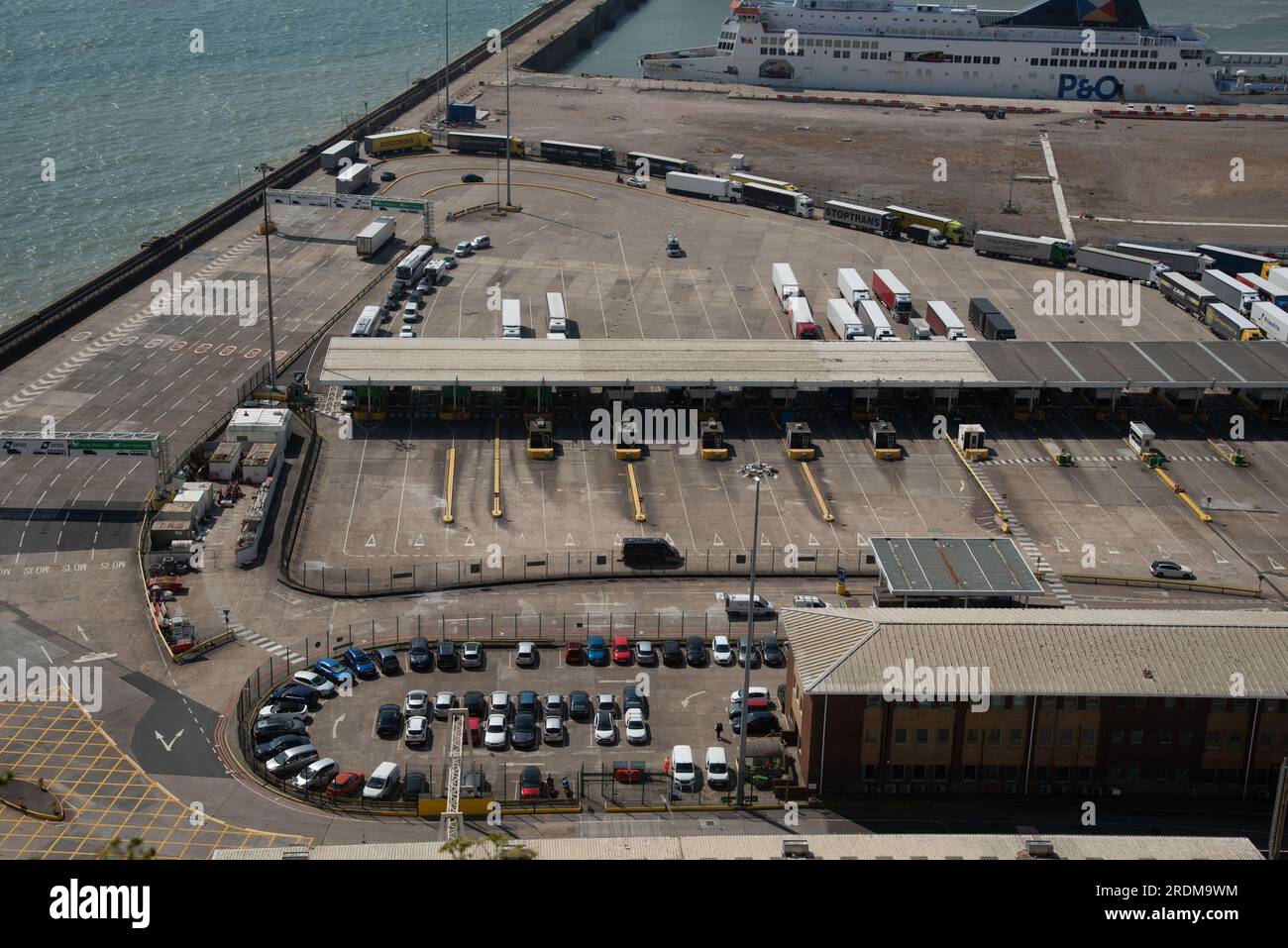 Douvres, Royaume-Uni, juin 09 2023 : camions sur le port de la gare Docks de Douvres. Le port de Douvres relie l'Europe au Royaume-Uni et accueille les passagers, Banque D'Images
