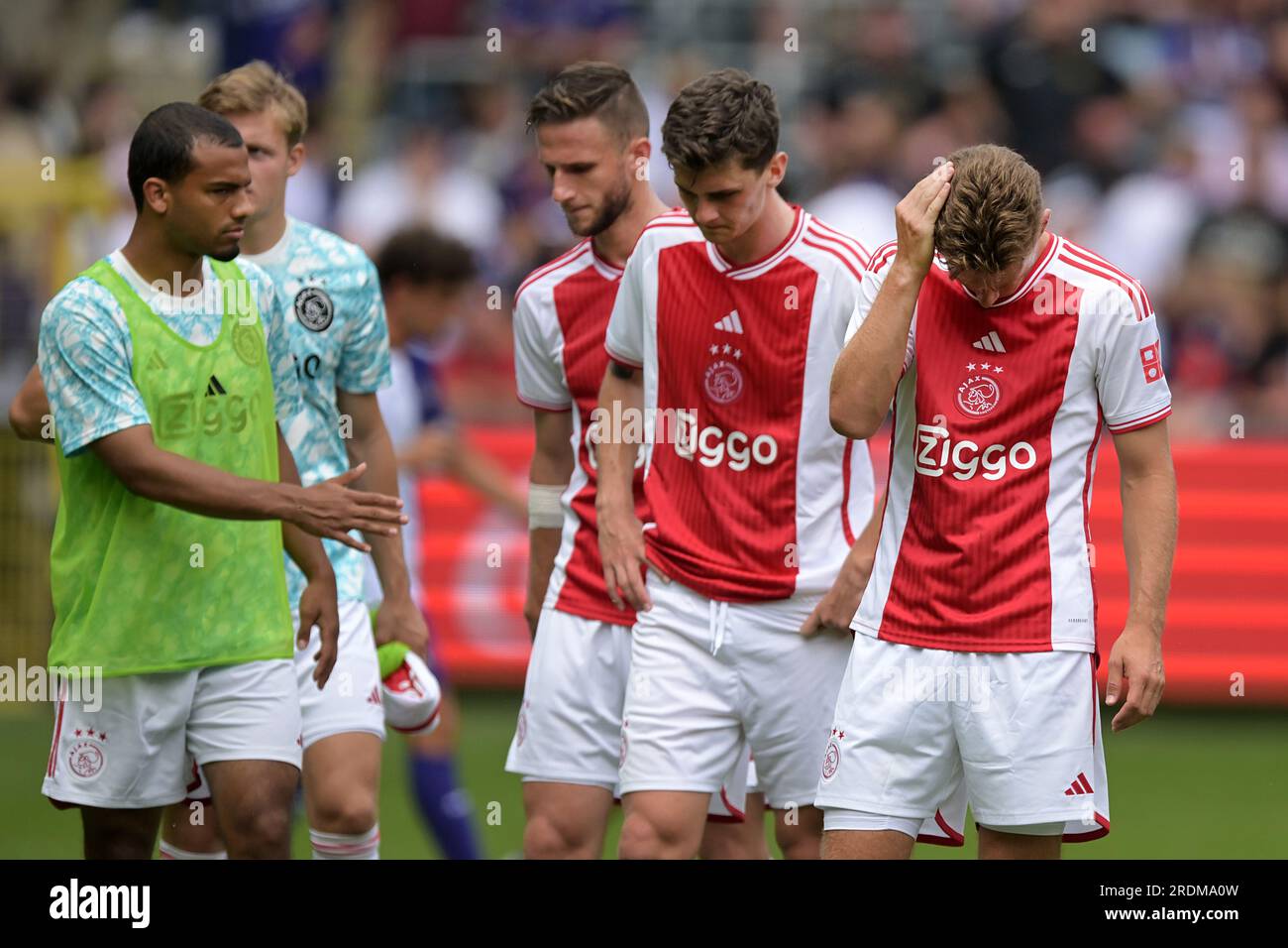BRUXELLES - déception des joueurs de l'Ajax après le match amical entre le RSC Anderlecht et l'Ajax Amsterdam au Lotto Park le 22 juillet 2023 à Bruxelles, Belgique. ANP GERRIT VAN KOLOLEN Banque D'Images