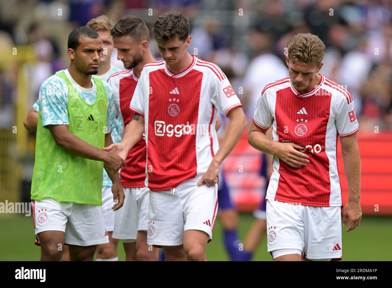 BRUXELLES - déception des joueurs de l'Ajax après le match amical entre le RSC Anderlecht et l'Ajax Amsterdam au Lotto Park le 22 juillet 2023 à Bruxelles, Belgique. ANP GERRIT VAN KOLOLEN Banque D'Images