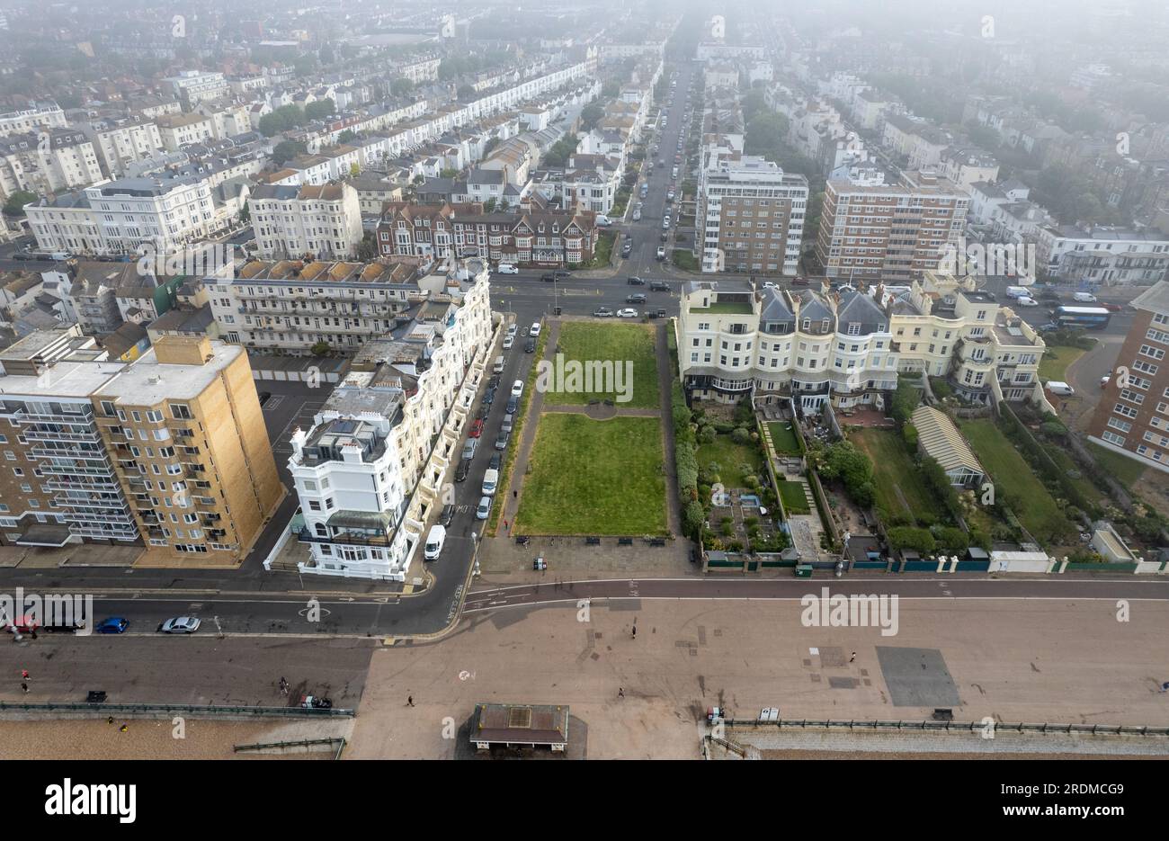 Drone paysage aérien du village de Brighton City inSussex Royaume-Uni. Vue de dessus du paysage urbain. Banque D'Images