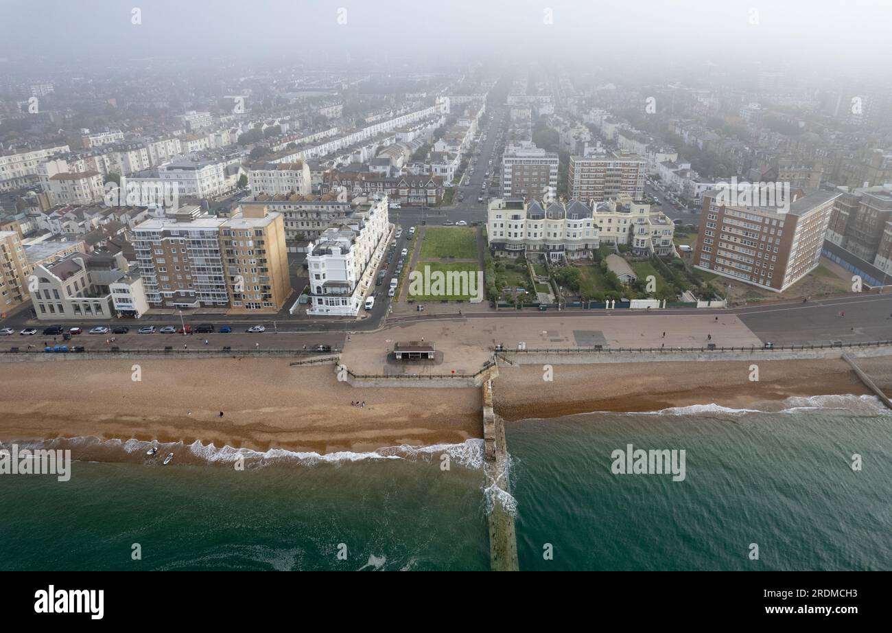 Paysage aérien de drone de Brighton City et de la côte à Sussex Royaume-Uni. Vue de dessus du paysage urbain. Banque D'Images