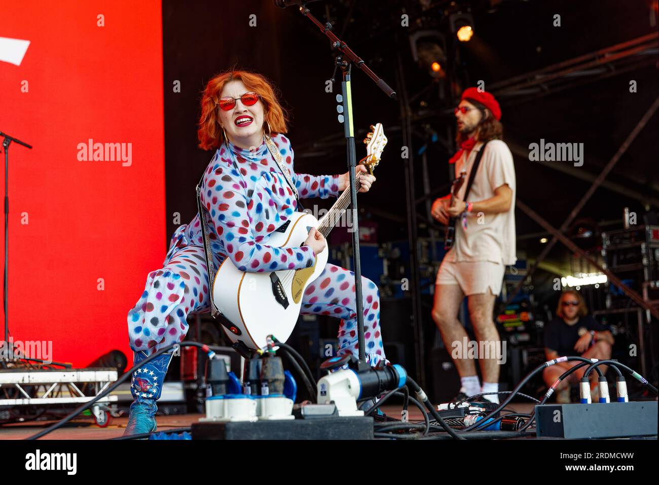 21 juillet 2023, Macclesfield, royaume-Uni : 21 juillet 2023 , Macclesfield UK :chanteuse irlandaise Ciara Mary-Alice Thompson, alias CMAT jouant en direct au Bluedot Festival , Jodrell Bank Observatory, Cheshire UK. (Image de crédit : © Andy Von PIP/ZUMA Press Wire) USAGE ÉDITORIAL SEULEMENT! Non destiné à UN USAGE commercial ! Banque D'Images