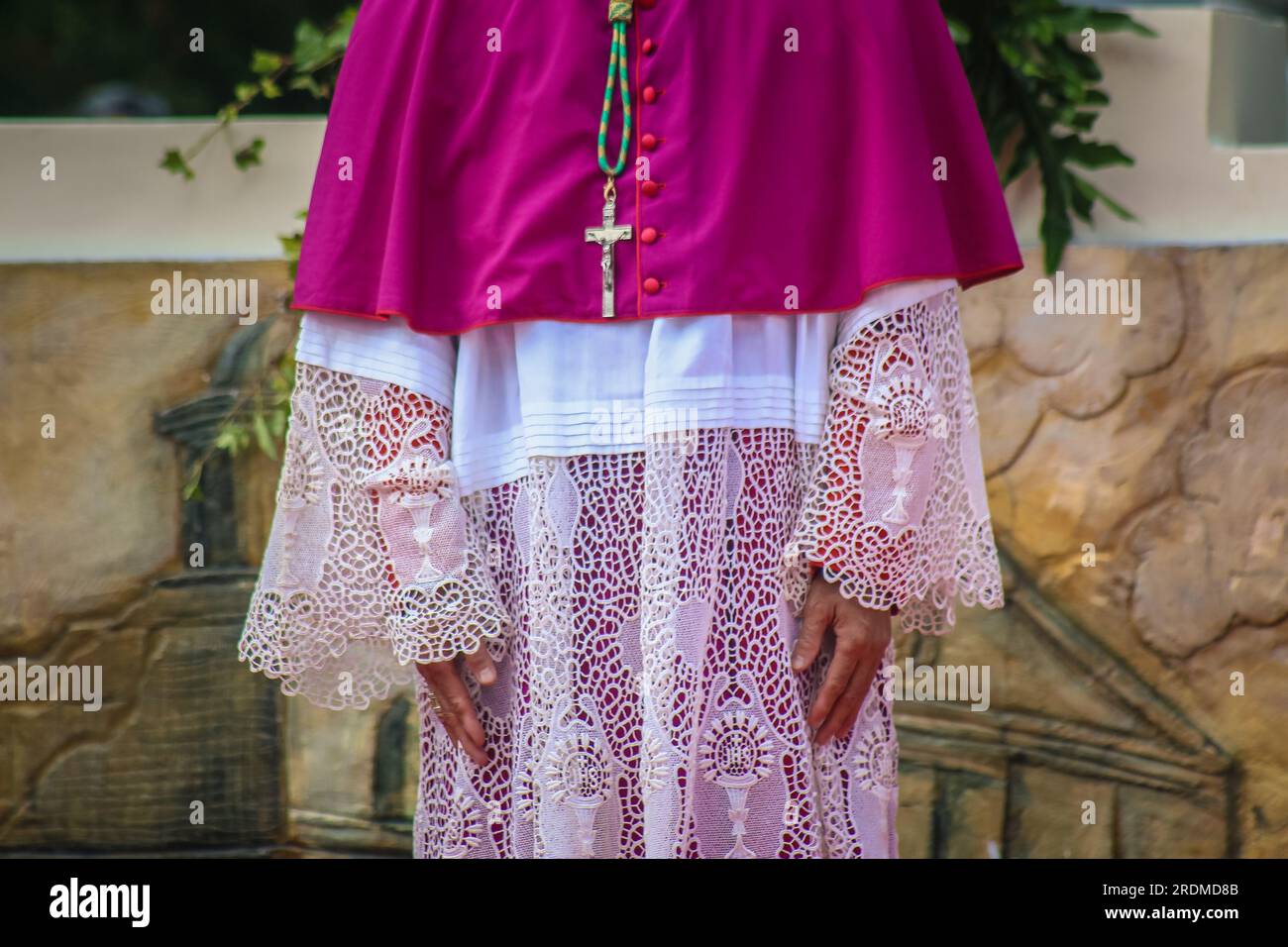 Antipolo City, Philippines. 22 juillet 2023. Le vêtement de Mgr Ruperto C. Santos D.D vu lors de son installation canonique dans la cathédrale d'Antipolo de la ville d'Antipolo. Le nonce papal aux Philippines, qui incarne le Pape dans la nation, préside la cérémonie. L'installation canonique d'un évêque est un événement sérieux et célébrant qui symbolise le début d'une autre phase de la vie du diocèse. Il est temps pour l’évêque de se réengager dans sa vocation pastorale, et pour ceux qui croient d’accueillir leur nouveau dirigeant. Crédit : SOPA Images Limited/Alamy Live News Banque D'Images