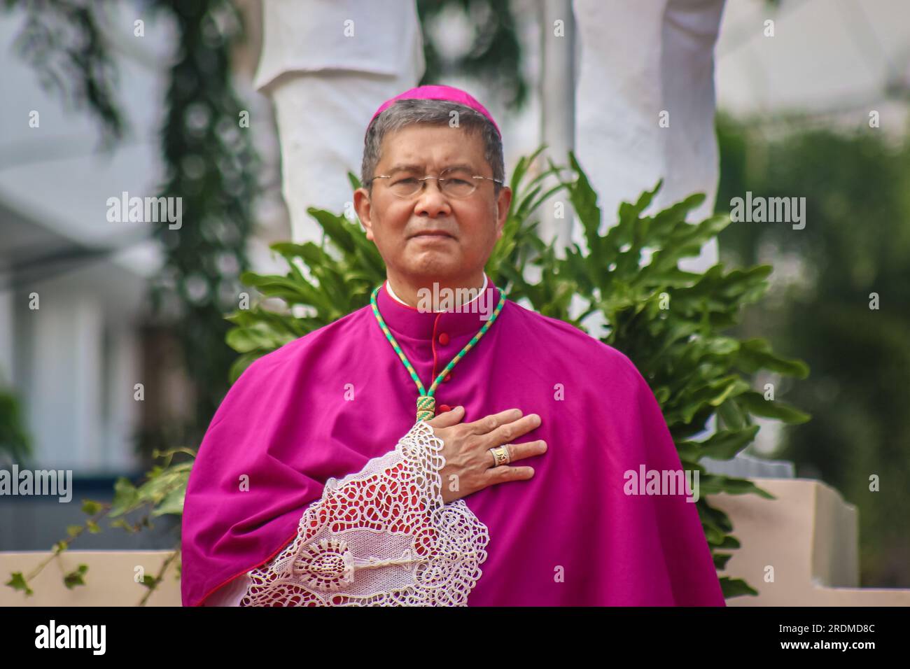 Antipolo City, Philippines. 22 juillet 2023. Les dévots catholiques offrent des prières pendant l'installation canonique dans la cathédrale d'Antipolo de la ville d'Antipolo. Le nonce papal aux Philippines, qui incarne le Pape dans la nation, préside la cérémonie. L'installation canonique d'un évêque est un événement sérieux et célébrant qui symbolise le début d'une autre phase de la vie du diocèse. Il est temps pour l’évêque de se réengager dans sa vocation pastorale, et pour ceux qui croient d’accueillir leur nouveau dirigeant. Crédit : SOPA Images Limited/Alamy Live News Banque D'Images