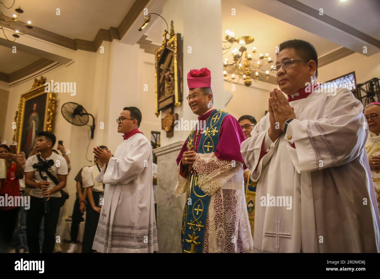 Antipolo City, Philippines. 22 juillet 2023. Mgr Ruperto C. Santos D.D rencontre la foule lors de son installation canonique dans la cathédrale d'Antipolo de la ville d'Antipolo. Le nonce papal aux Philippines, qui incarne le Pape dans la nation, préside la cérémonie. L'installation canonique d'un évêque est un événement sérieux et célébrant qui symbolise le début d'une autre phase de la vie du diocèse. Il est temps pour l’évêque de se réengager dans sa vocation pastorale, et pour ceux qui croient d’accueillir leur nouveau dirigeant. Crédit : SOPA Images Limited/Alamy Live News Banque D'Images