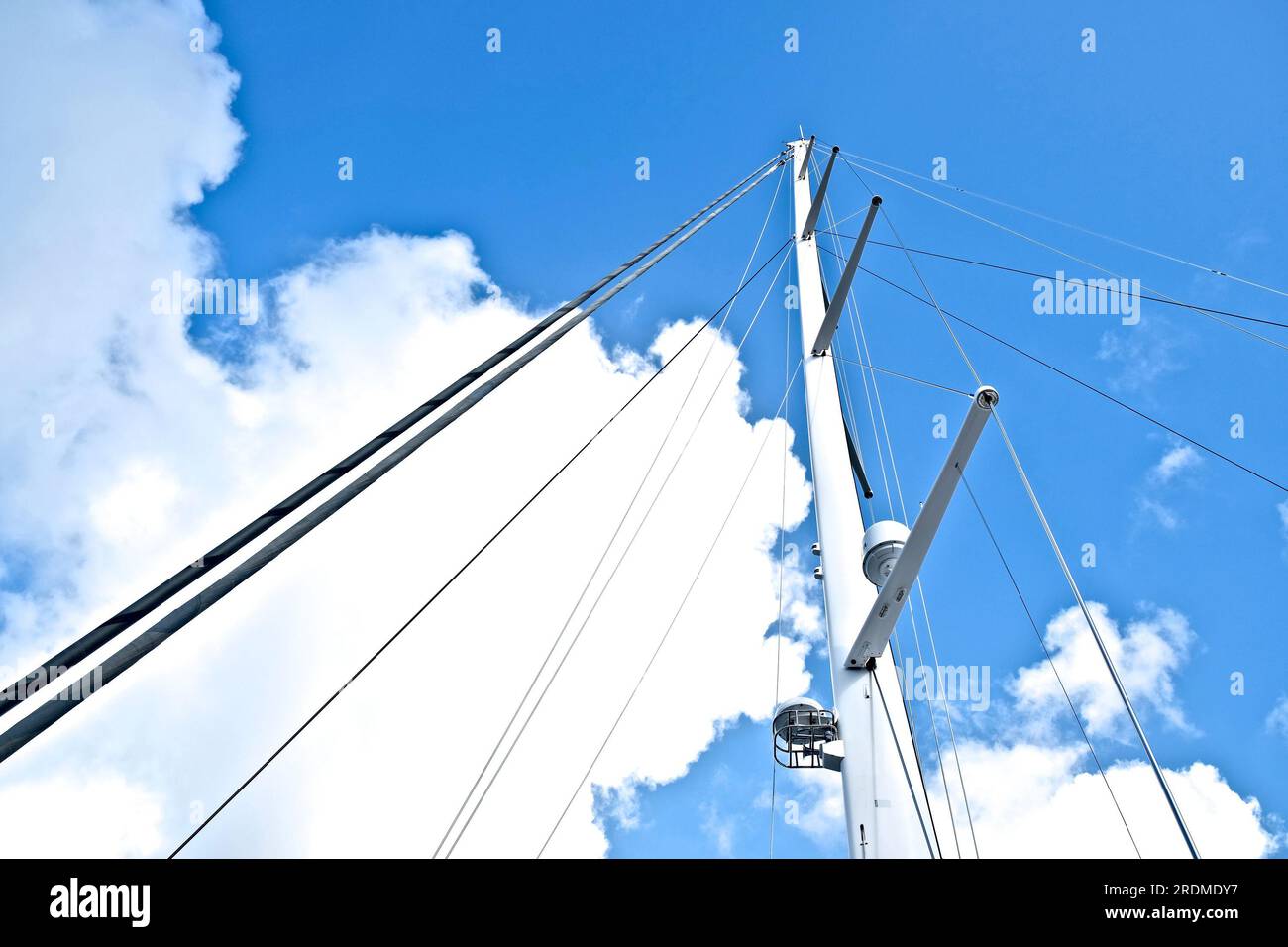 Voiles avant à fourrure et grand mât blanc d'un maxi yacht à voile moderne. Banque D'Images