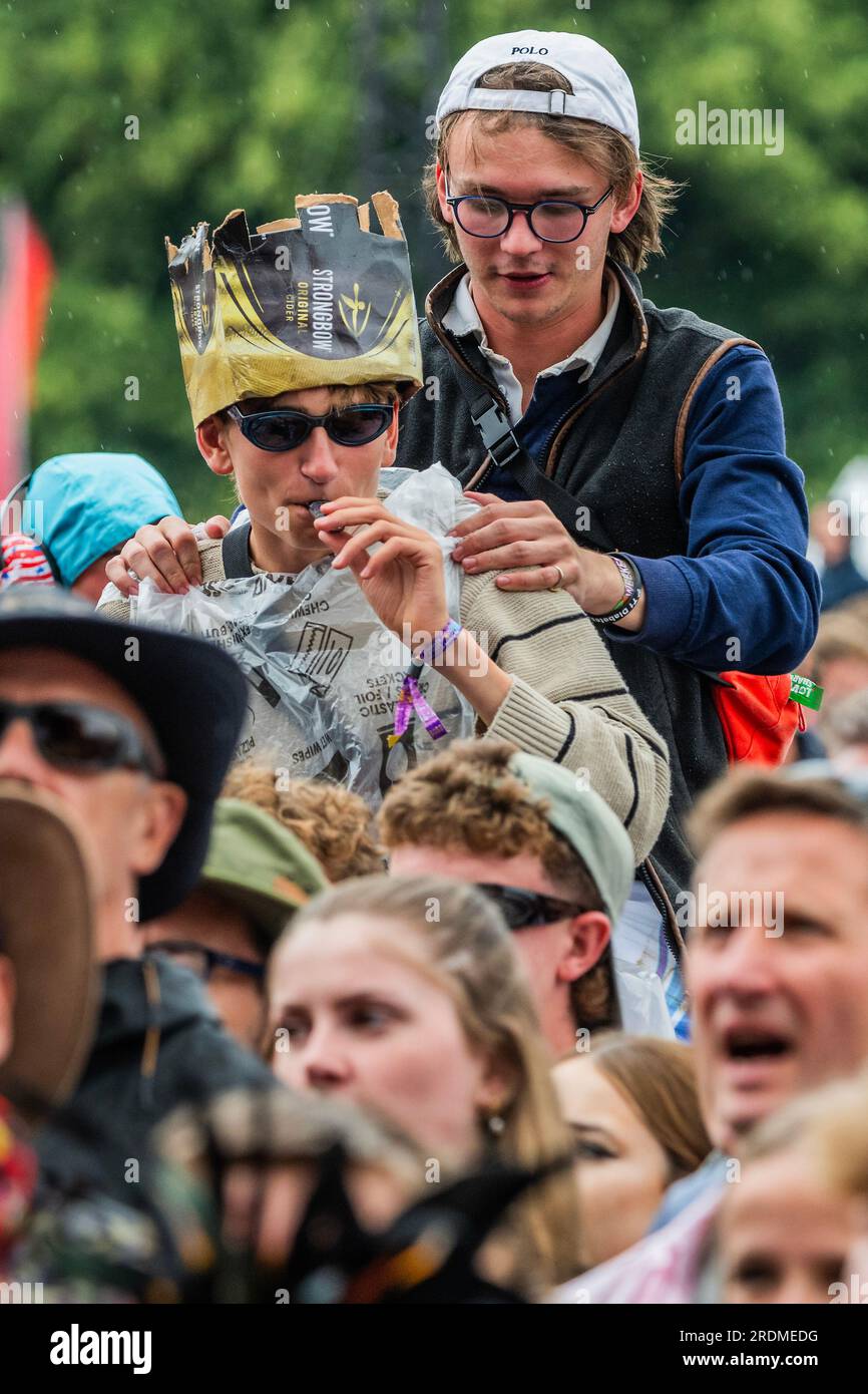 Henham Park, Suffolk, Royaume-Uni. 22 juillet 2023. Les jeunes vaporisent sur les épaules de leurs amis - les Lightning Seeds jouent l'Obélisque arean à une grande foule de tous âges - le Latitude Festival 2023, Henham Park. Crédit : Guy Bell/Alamy Live News Banque D'Images