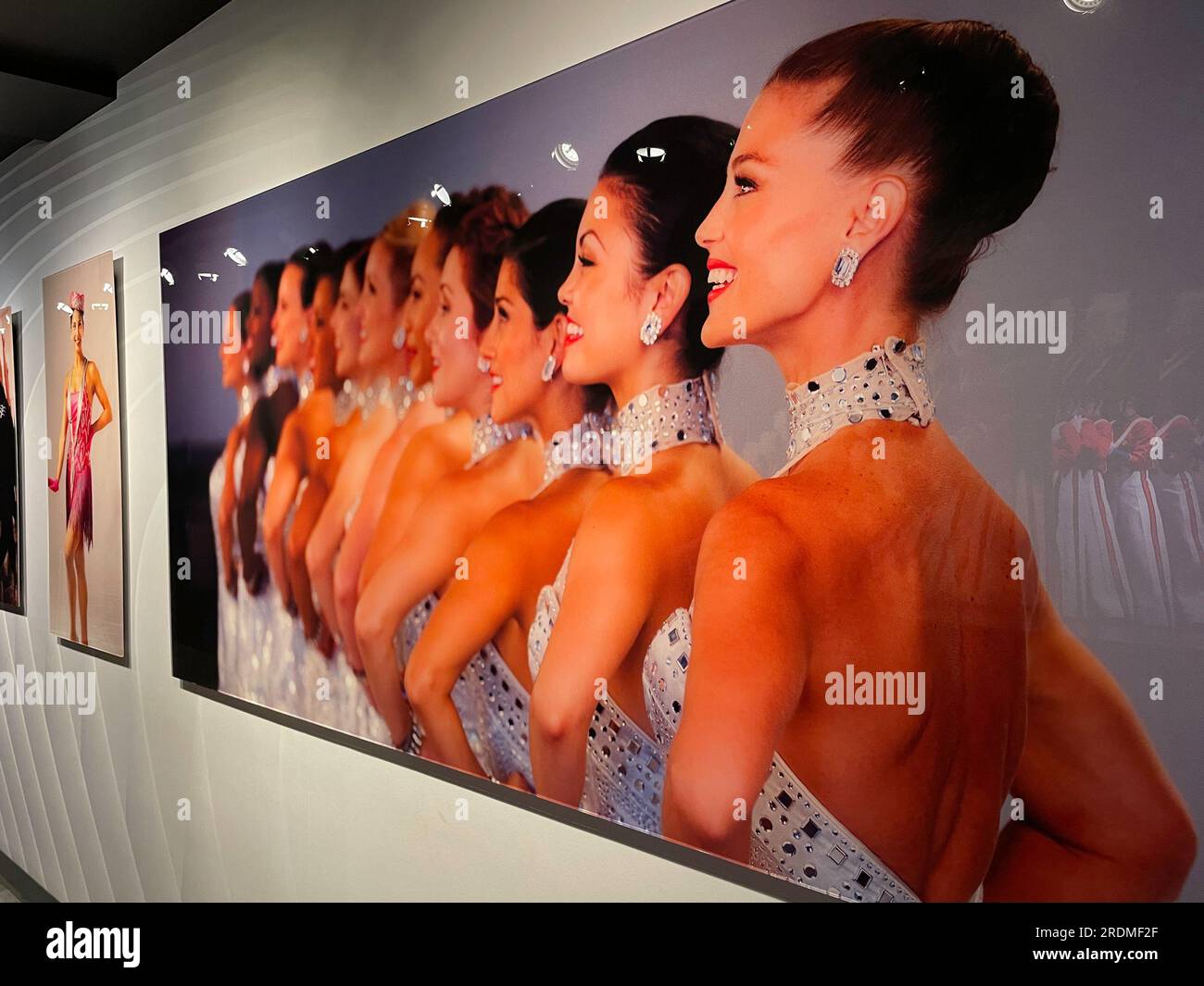 La visite des coulisses de radio City Music Hall comprend des photos et des dessins emblématiques des Rockettes, 2023, New York City, États-Unis Banque D'Images