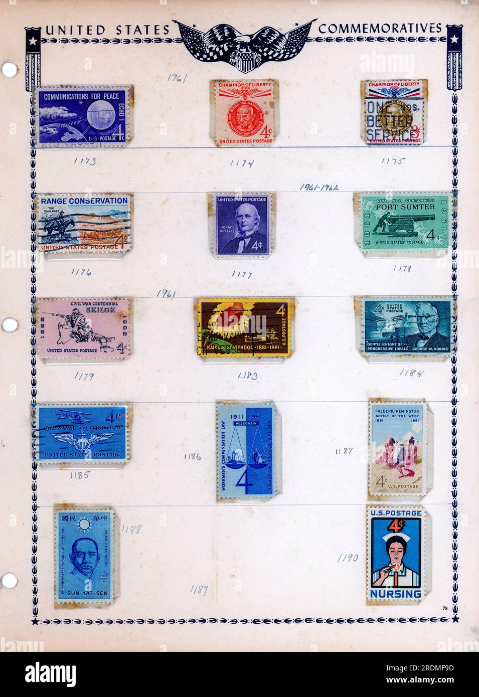 Gros plan d'une page d'un timbre, album de collectionneurs de 1961 et 1962 timbres commémoratifs des États-Unis, États-Unis Banque D'Images