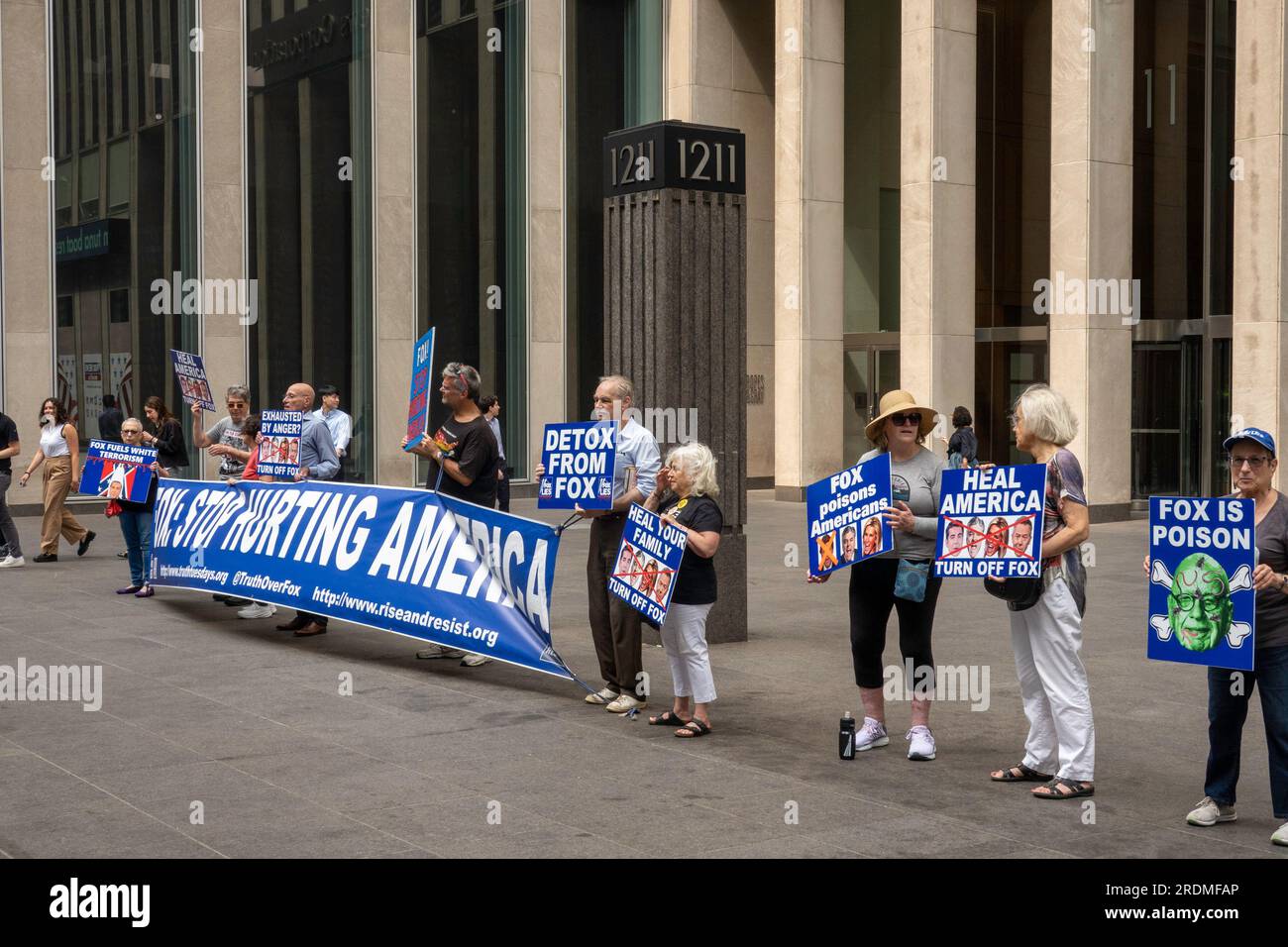 Manifestants devant le siège de Fox News dans Midtown Manhattan, 2023, New York, États-Unis Banque D'Images
