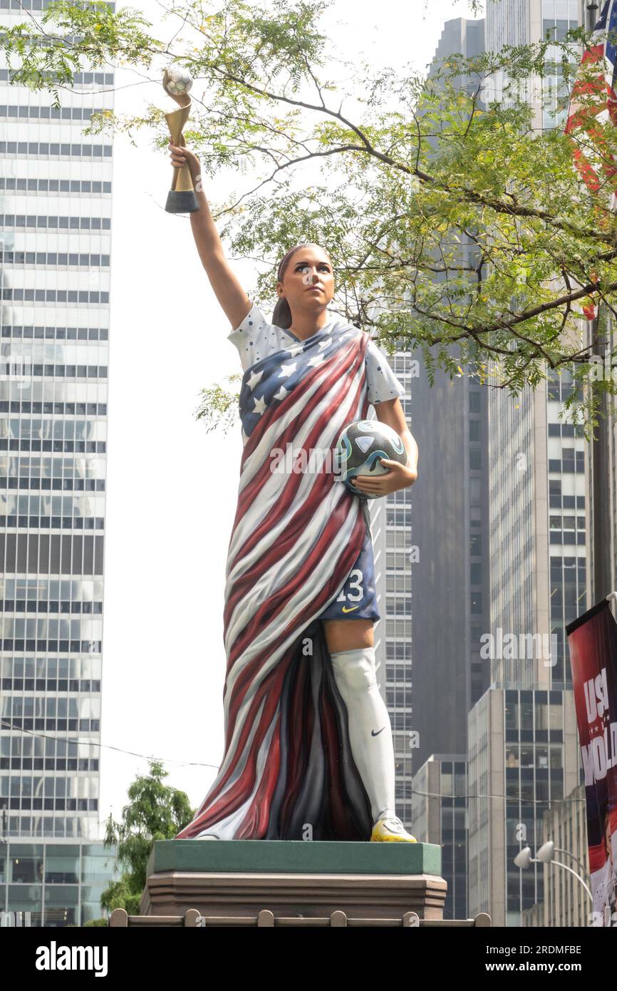 La statue de football « Liberty Alex » est exposée au Fox Square, 2023, New York, États-Unis Banque D'Images