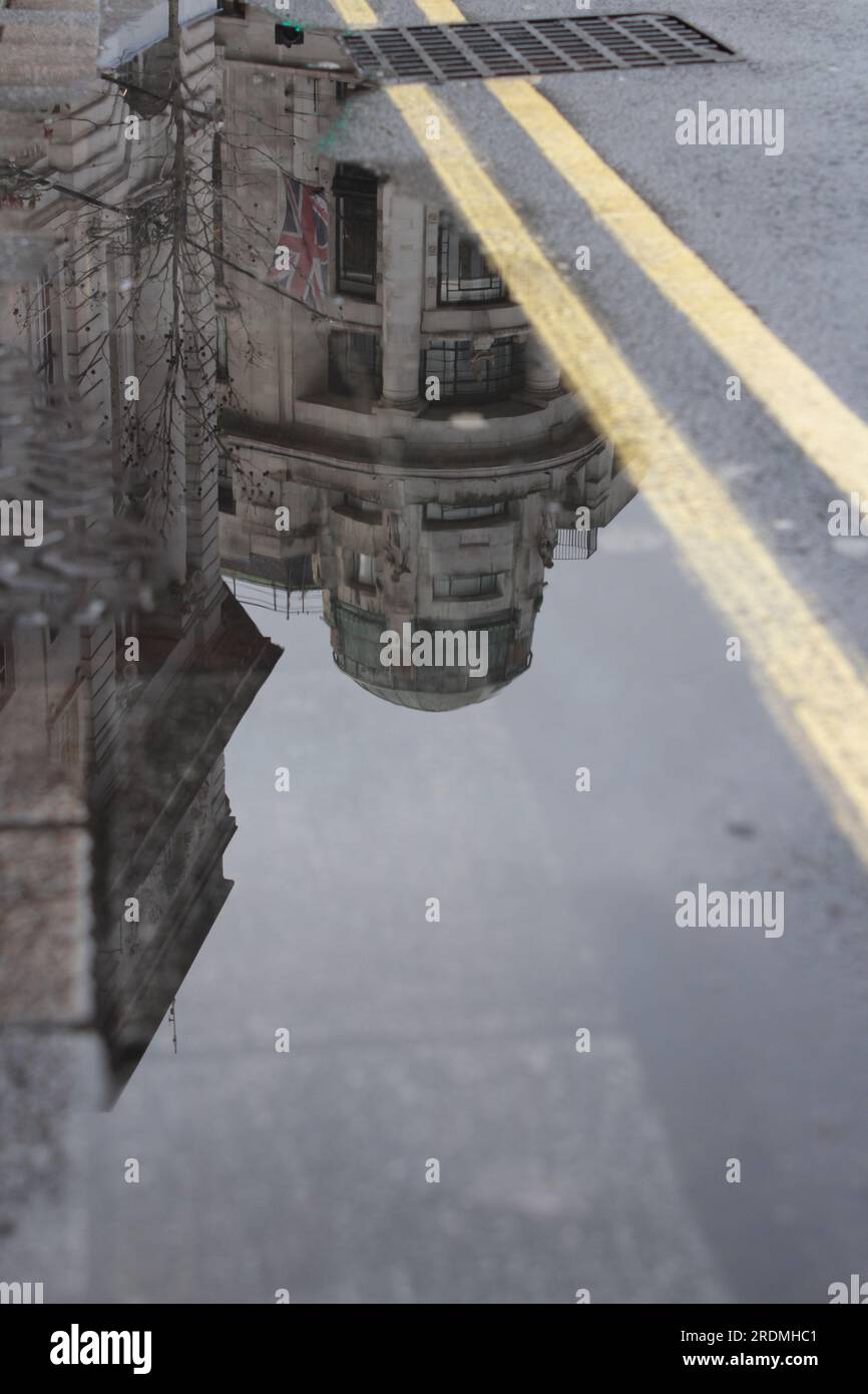 Réflexions sur un jour de pluie à Londres, Angleterre. Banque D'Images