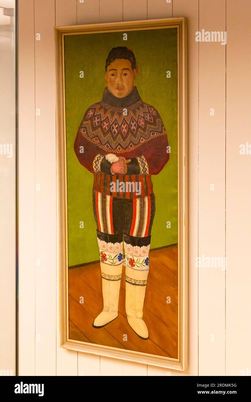 Objets exposés dans le musée de Maniitsoq, dans l'ouest du Groenland en juillet - peinture montrant le costume traditionnel groenlandais Banque D'Images