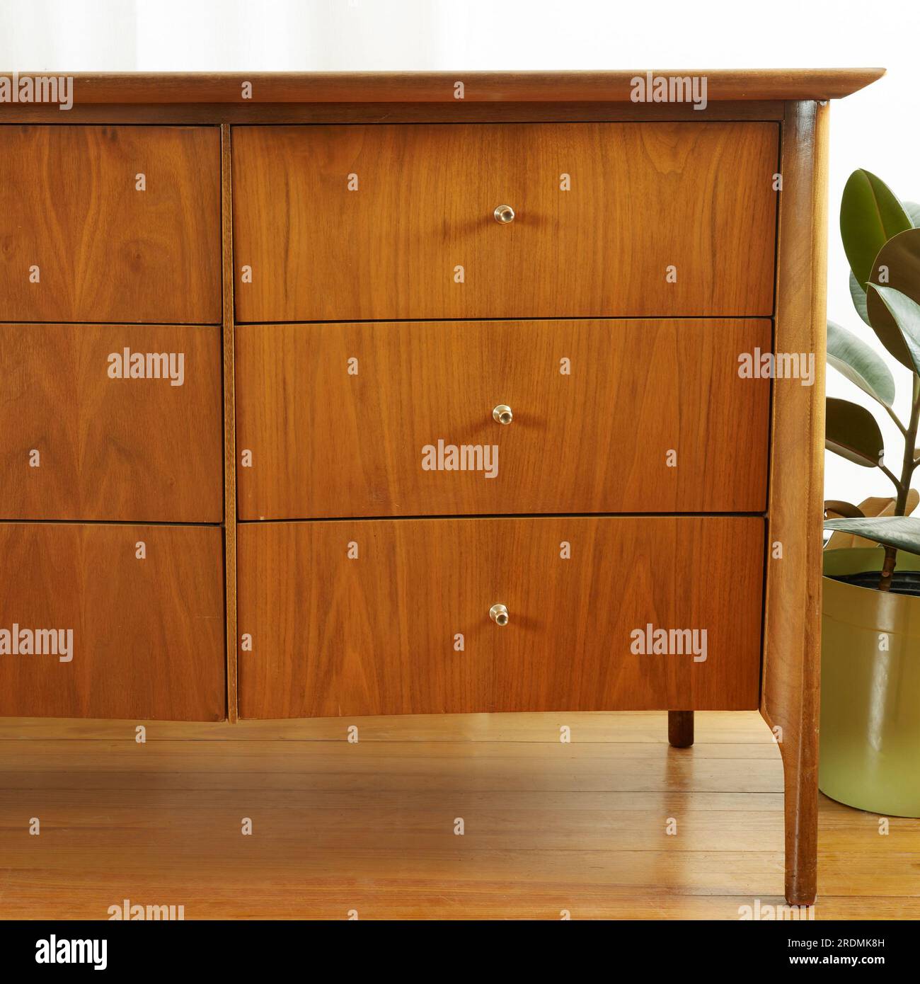 Commode moderne en bois du milieu du siècle. Meubles vintage gros plan détail des tiroirs avec une plante d'intérieur. Banque D'Images