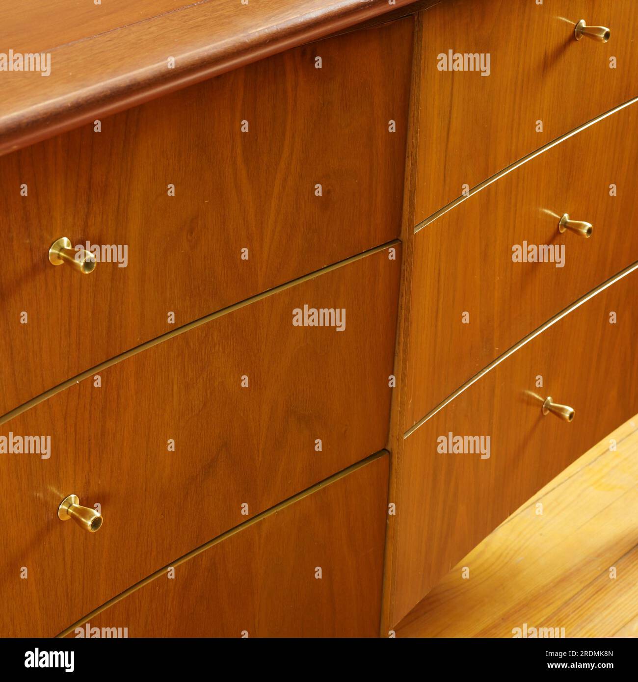 Commode moderne en bois du milieu du siècle. Meubles vintage gros plan détail des tiroirs avec une plante d'intérieur. Banque D'Images