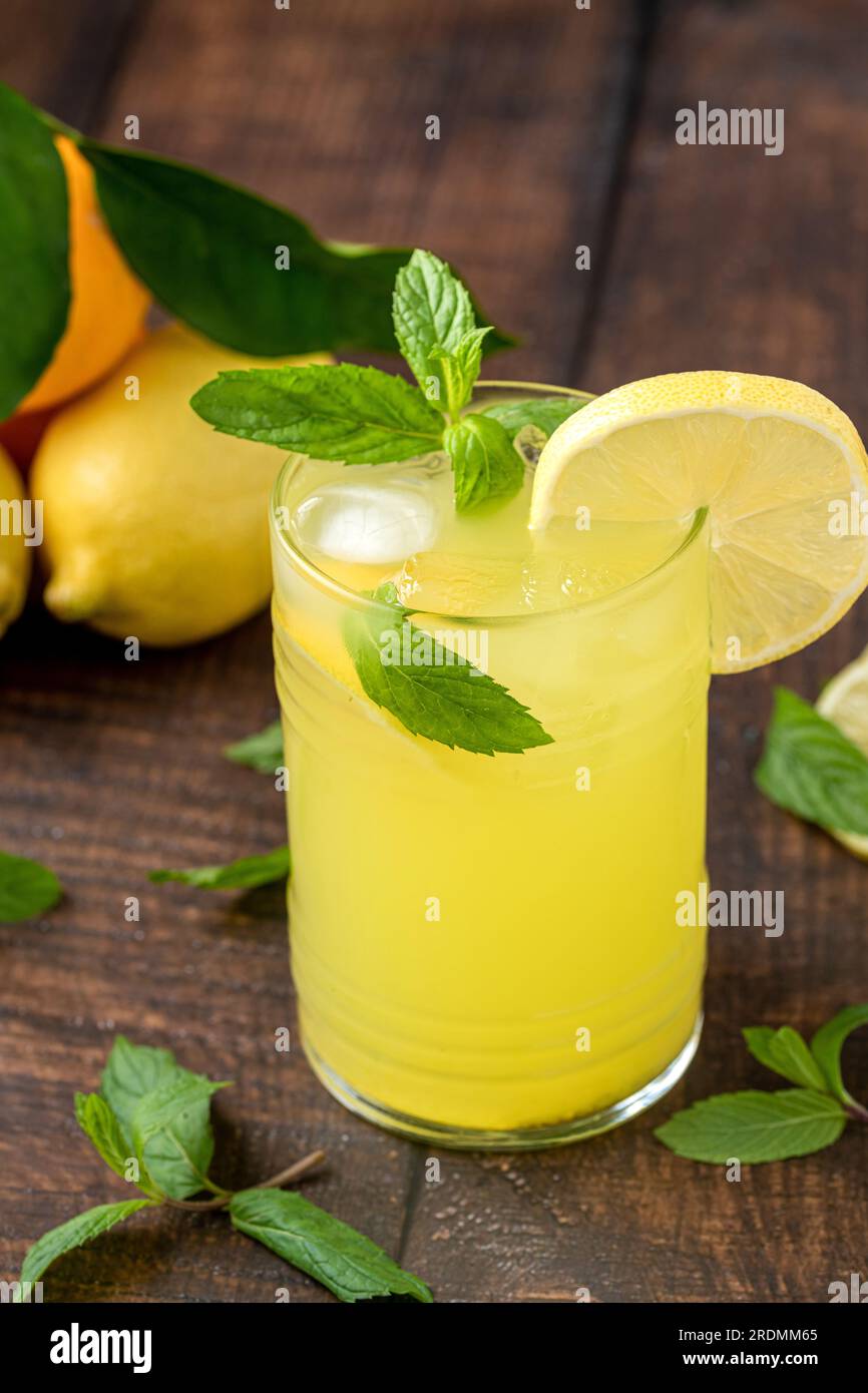 Limonade glacée en verre sur table en bois Banque D'Images