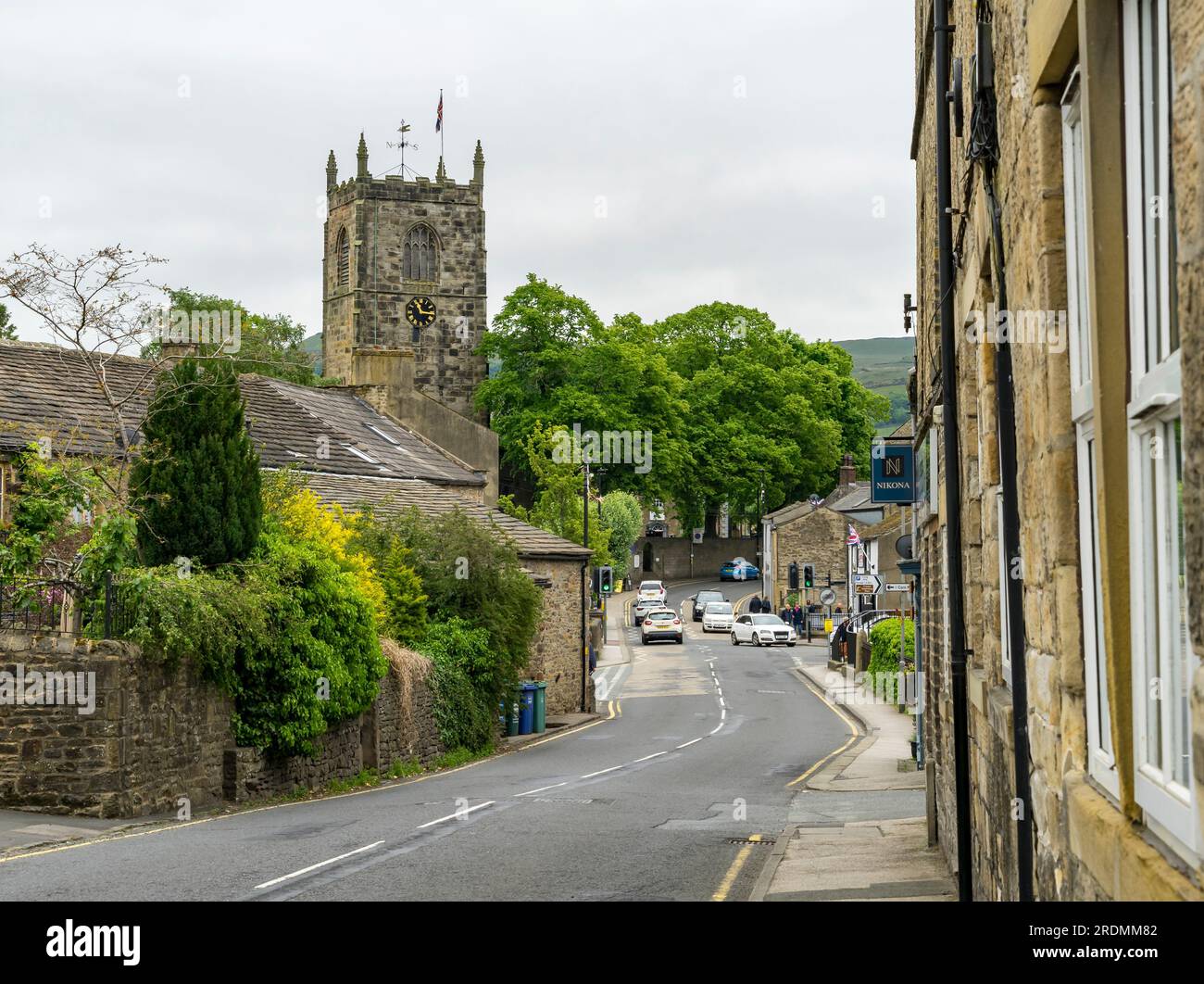 Vue vers l'est en descendant Raikes Road jusqu'à la tour de l'église Holy Trinity, Skipton, North Yorkshire, Angleterre, Royaume-Uni Banque D'Images