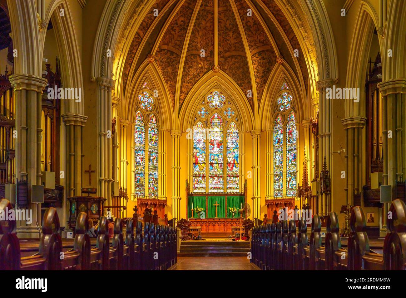 Toronto, Canada - 19 juillet 2023 : l'église cathédrale Saint-Jacques. Symétrie des lignes d'attaque vers les vitraux de l'autel. Intérieur archi Banque D'Images