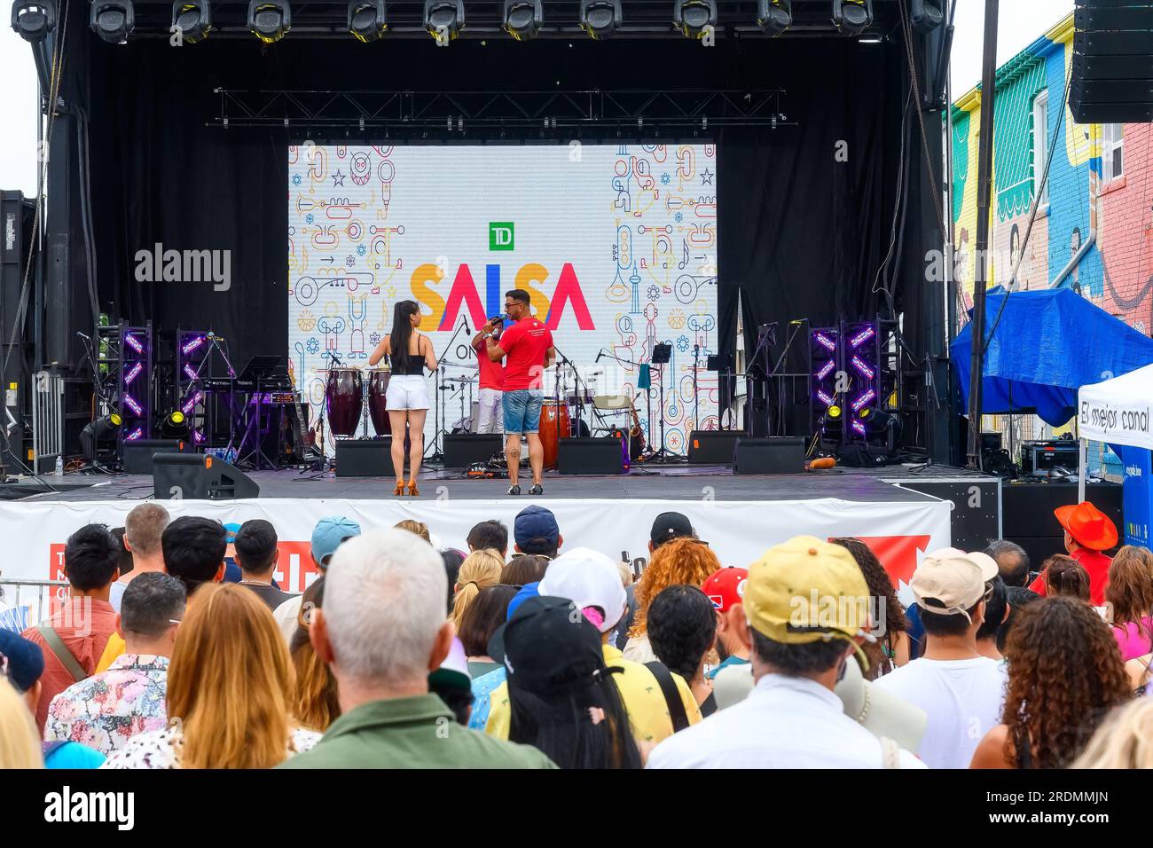 Toronto, Canada - 19 juillet 2023 : un grand groupe de personnes regarde un cours de danse depuis la scène principale. Le festival traditionnel Salsa sur St. Clair Stre Banque D'Images