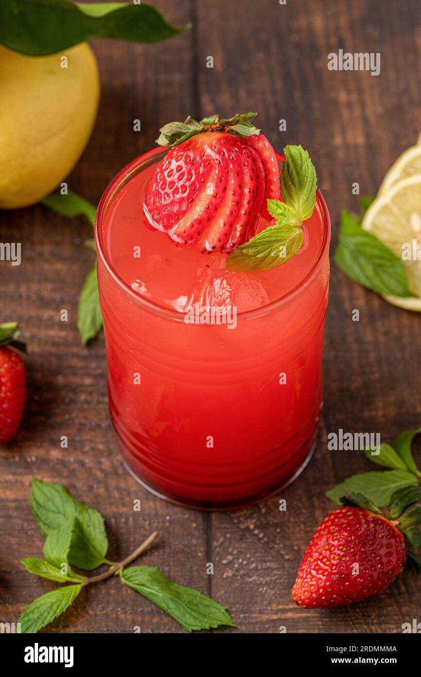 Limonade de fraises glacées en verre sur une table en bois Banque D'Images