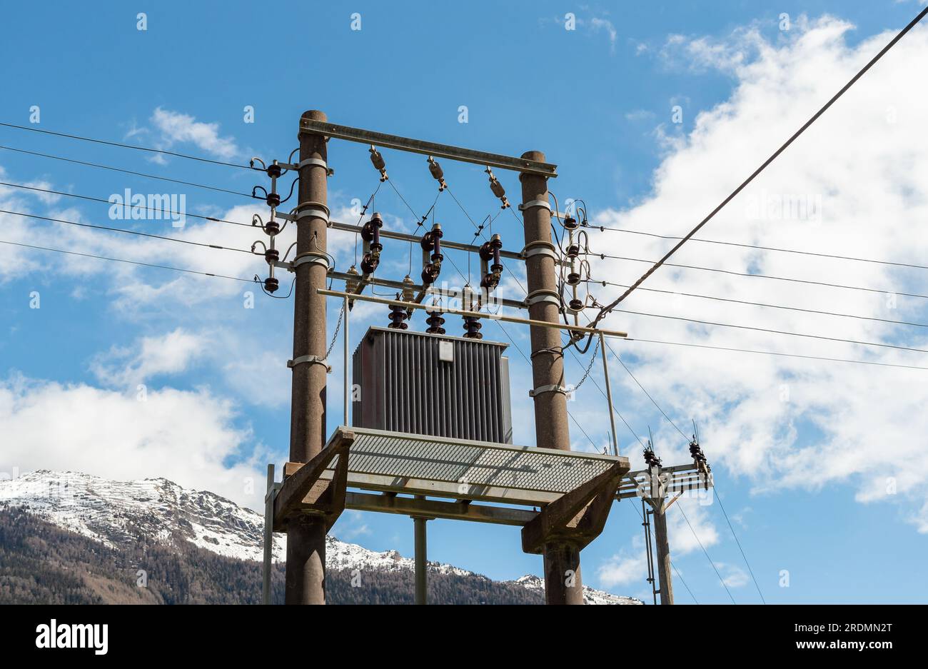 Transformateur électrique et lignes électriques haute tension contre le ciel bleu. Banque D'Images