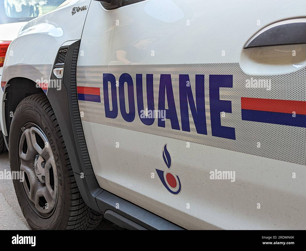 Gros plan d'un marquage « douane » écrit en français sur le côté d'un véhicule de patrouille et d'intervention des douanes françaises Banque D'Images
