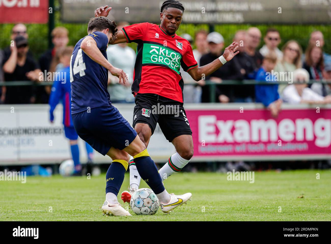 Weurt, Allemagne. 22 juillet 2023. WEURT, ALLEMAGNE - JUILLET 22 : George Wilson d'Altrincham FC se bat pour possession avec Sontje Hansen de N.E.C. lors du match amical de pré-saison entre N.E.C. et Altrincham FC au Sportpark de Kamp le 22 juillet 2023 à Weurt, Allemagne (photo de Broer van den Boom/Orange Pictures) crédit : Orange pics BV/Alamy Live News Banque D'Images