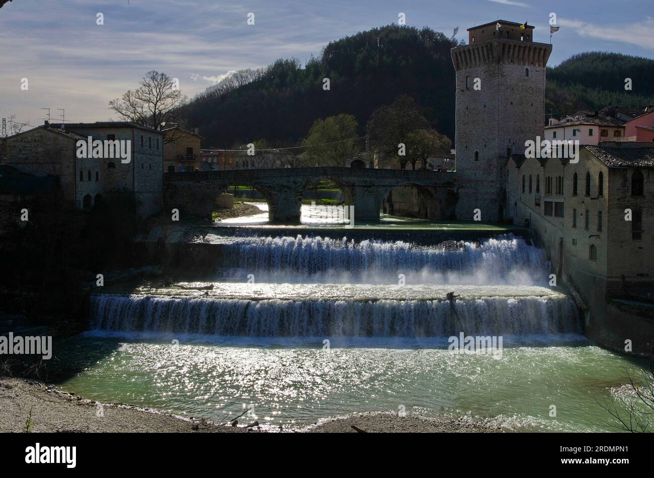 veduta del ponte medievale di Fermignano sul fiume Metauro e della torre annessa Banque D'Images
