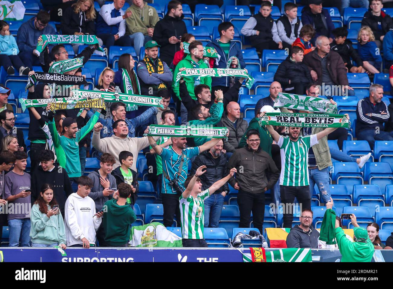 Chesterfield, Royaume-Uni. 22 juillet 2023. Fans du Real Betis lors du match amical de pré-saison Real Betis vs Middlesbrough au SMH Group Stadiumact Stadium, Chesterfield, Royaume-Uni, le 22 juillet 2023 (photo Ryan Crockett/News Images) à Chesterfield, Royaume-Uni le 7/22/2023. (Photo de Ryan Crockett/News Images/Sipa USA) crédit : SIPA USA/Alamy Live News Banque D'Images