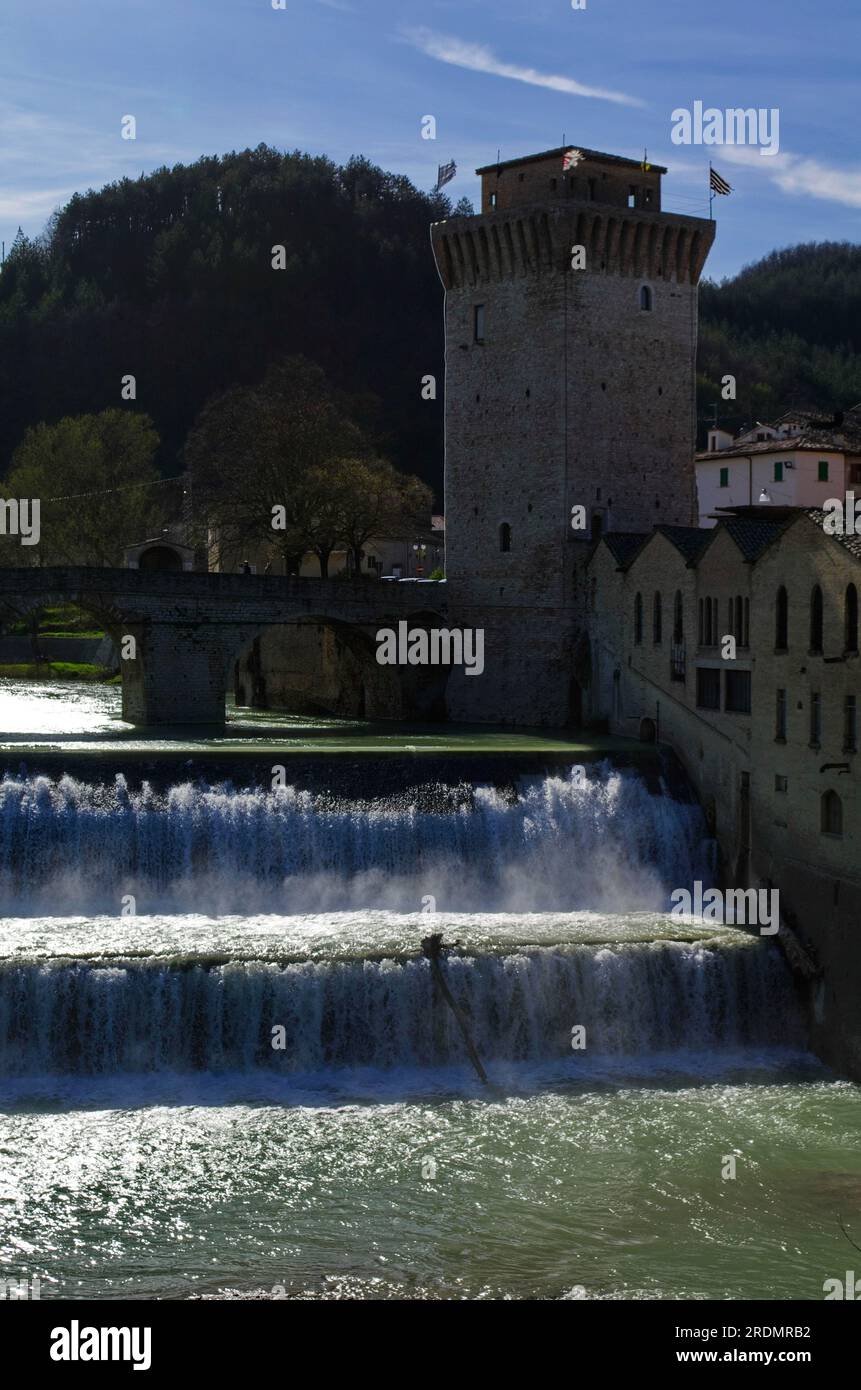 veduta del ponte medievale di Fermignano sul fiume Metauro e della torre annessa Banque D'Images