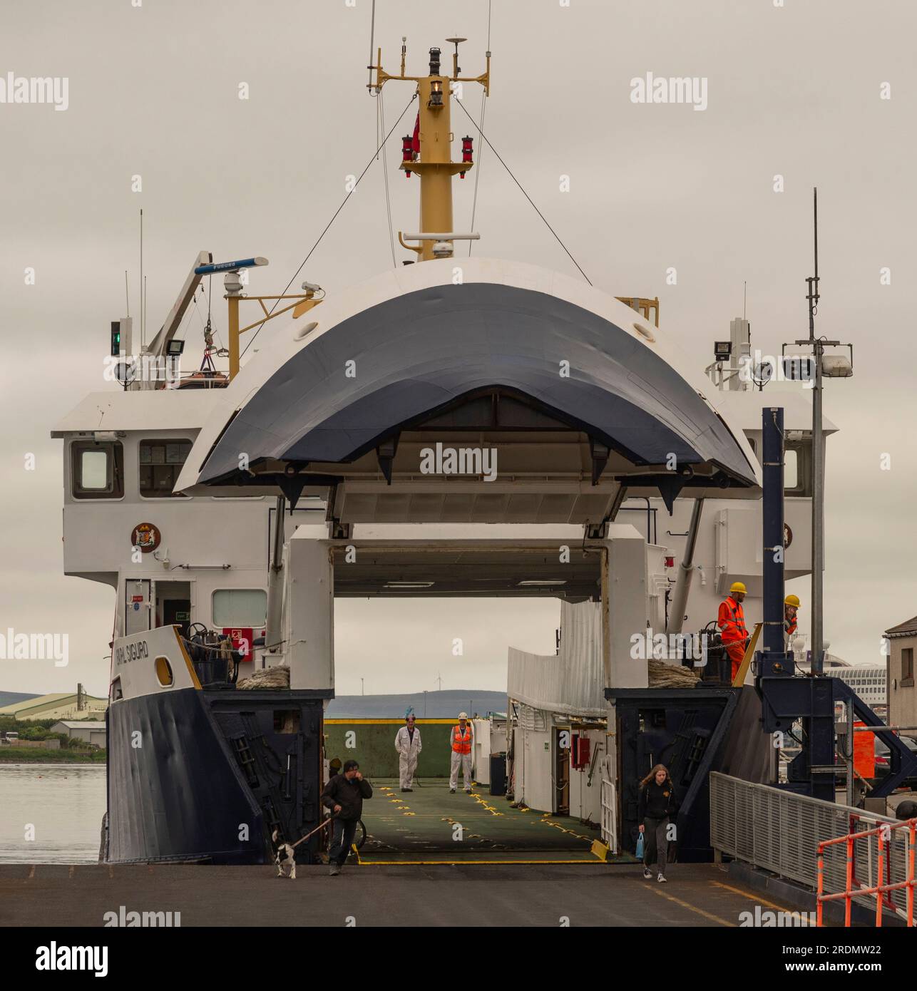 Kirkwall, Orkneys, Écosse, Royaume-Uni. 4 juin 2023. Ferry inter île avec porte d'arc de levage ouverte amarré à Kirkwall, Écosse Royaume-Uni. Banque D'Images