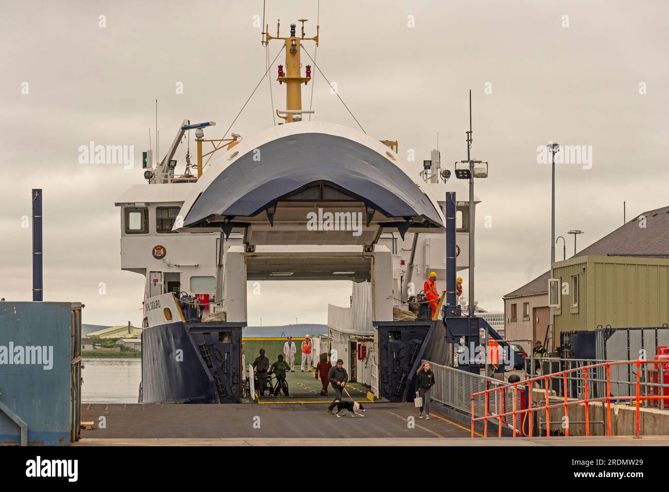 Kirkwall, Orkneys, Écosse, Royaume-Uni. 4 juin 2023. Ferry inter île avec porte d'arc de levage ouverte amarré à Kirkwall, Écosse Royaume-Uni. Banque D'Images