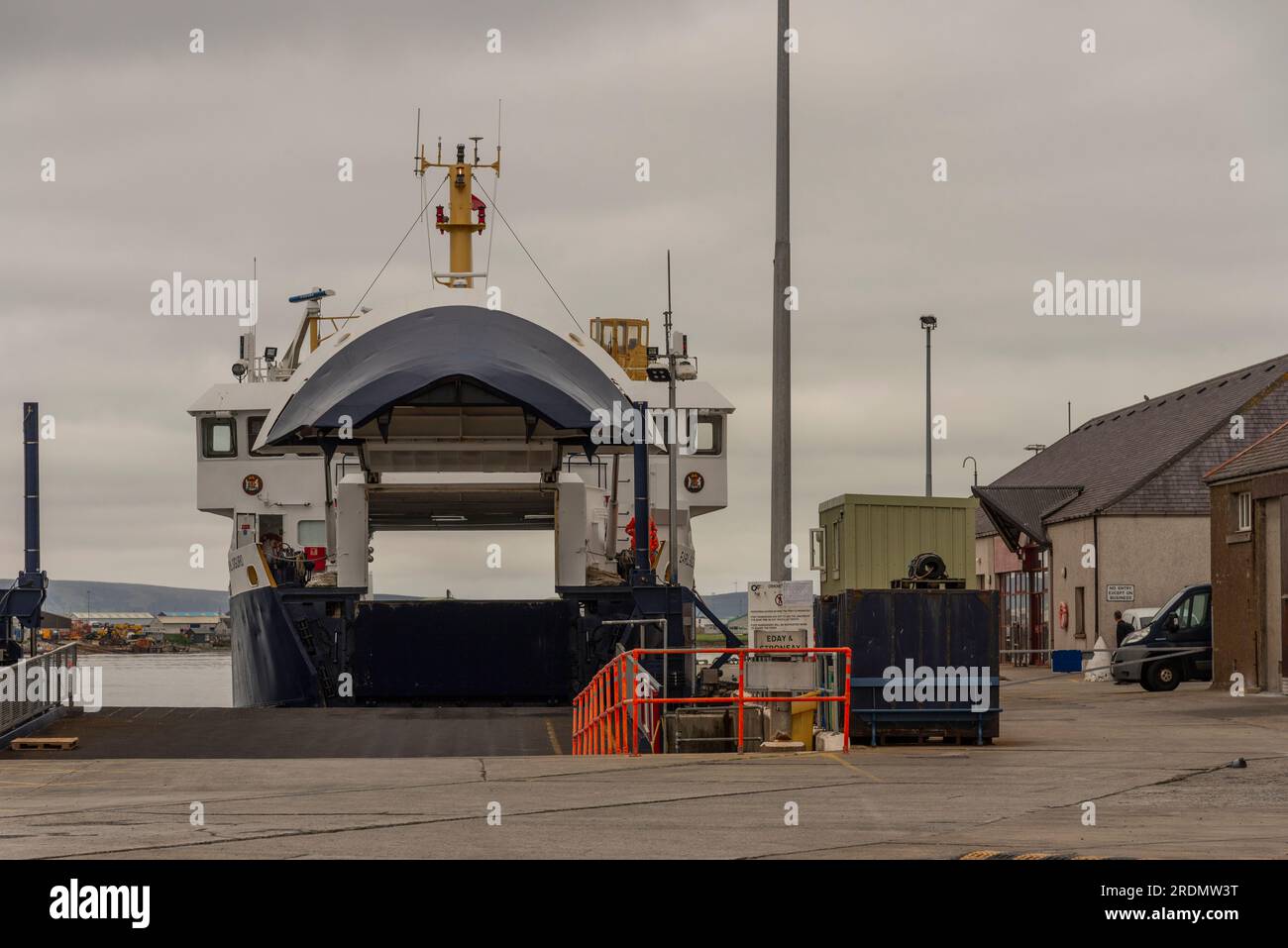 Kirkwall, Orkneys, Écosse, Royaume-Uni. 4 juin 2023. Ferry inter île avec porte d'arc de levage ouverte amarré à Kirkwall, Écosse Royaume-Uni. Banque D'Images