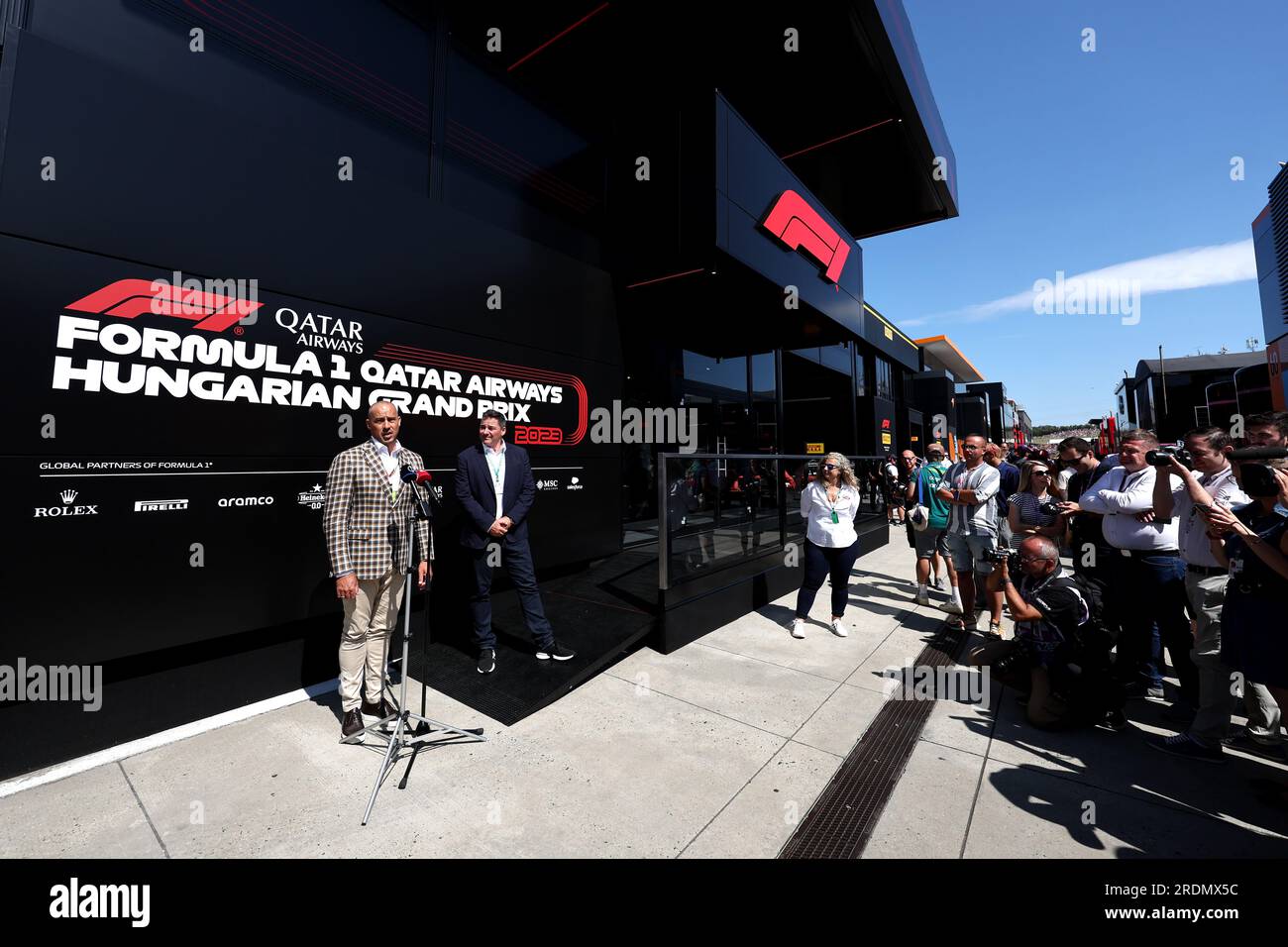 Budapest, Hongrie. 22 juillet 2023. Zsolt Gyulai (HUN) Président du Comité Olympique Hongrois, Président et CEO de Hungaroring (à droite) - annonce de l'extension du circuit Hungaroring jusqu'en 2032. Championnat du monde de Formule 1, Rd 12, Grand Prix de Hongrie, samedi 22 juillet 2023. Budapest, Hongrie. Crédit : James Moy/Alamy Live News Banque D'Images