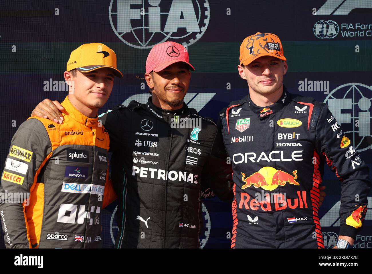 Mogyorod, Hongrie. 22 juillet 2023. Lewis Hamilton de Mercedes AMG Petronas F1 Team (C), Max Verstappen de Red Bull (R) et Lando Norris de McLaren (L) dans le parc ferme à la fin des qualifications pour le Grand Prix F1 de Hongrie à Hungaroring le 22 juillet 2023 Mogyorod, Hongrie. Crédit : Marco Canoniero/Alamy Live News Banque D'Images