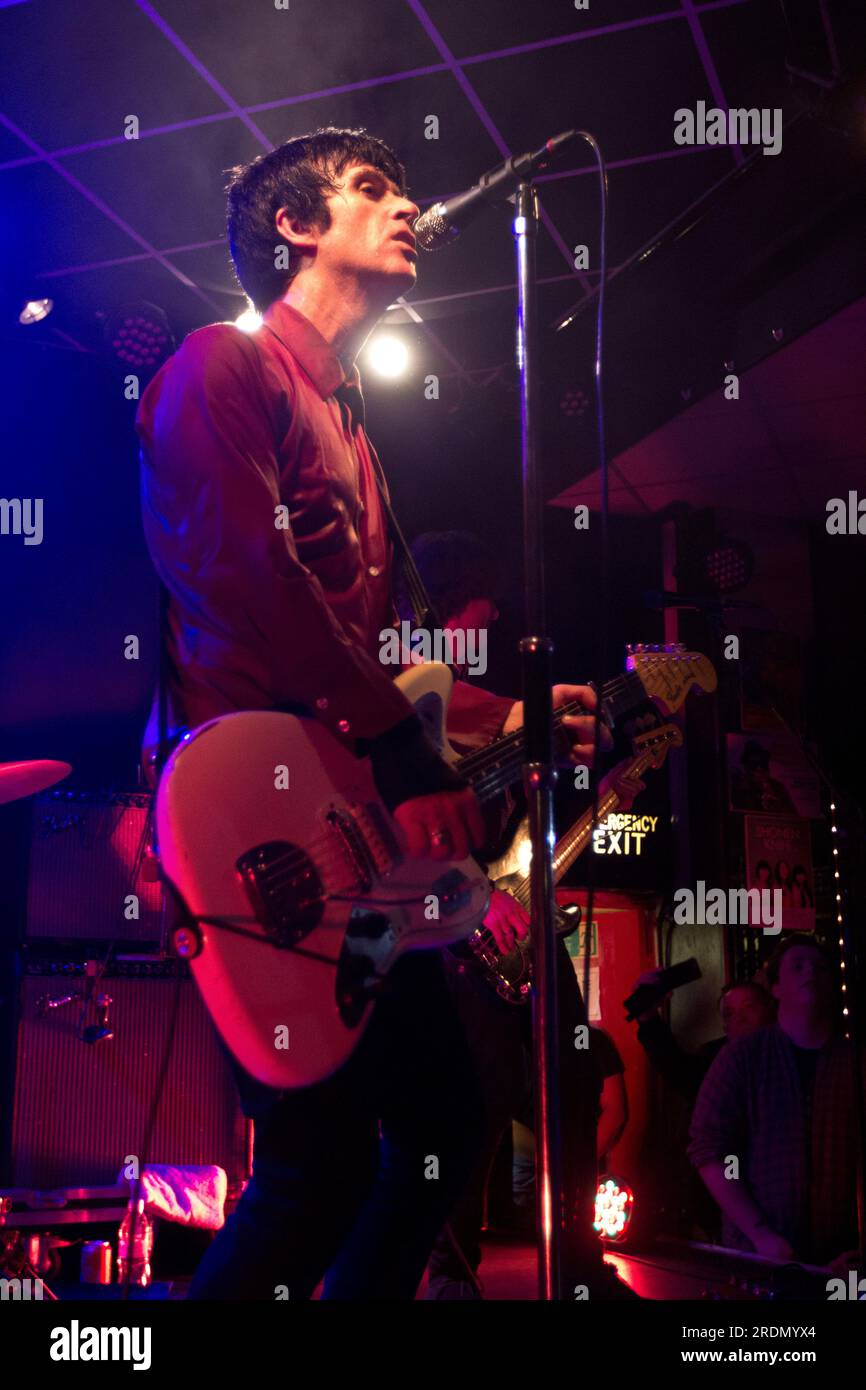 Johnny Marr (ex The Smiths) se produisant avec une main cassée au Brudenell social Club, Leeds le 24 mars 2014 Banque D'Images