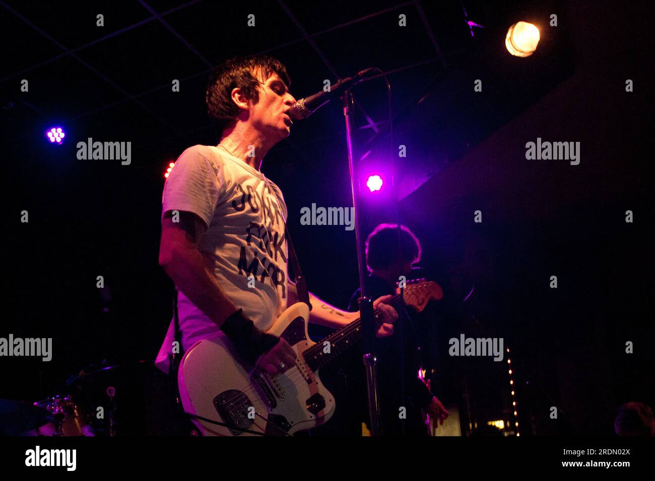 Johnny Marr (ex The Smiths) se produisant avec une main cassée au Brudenell social Club, Leeds le 24 mars 2014 Banque D'Images