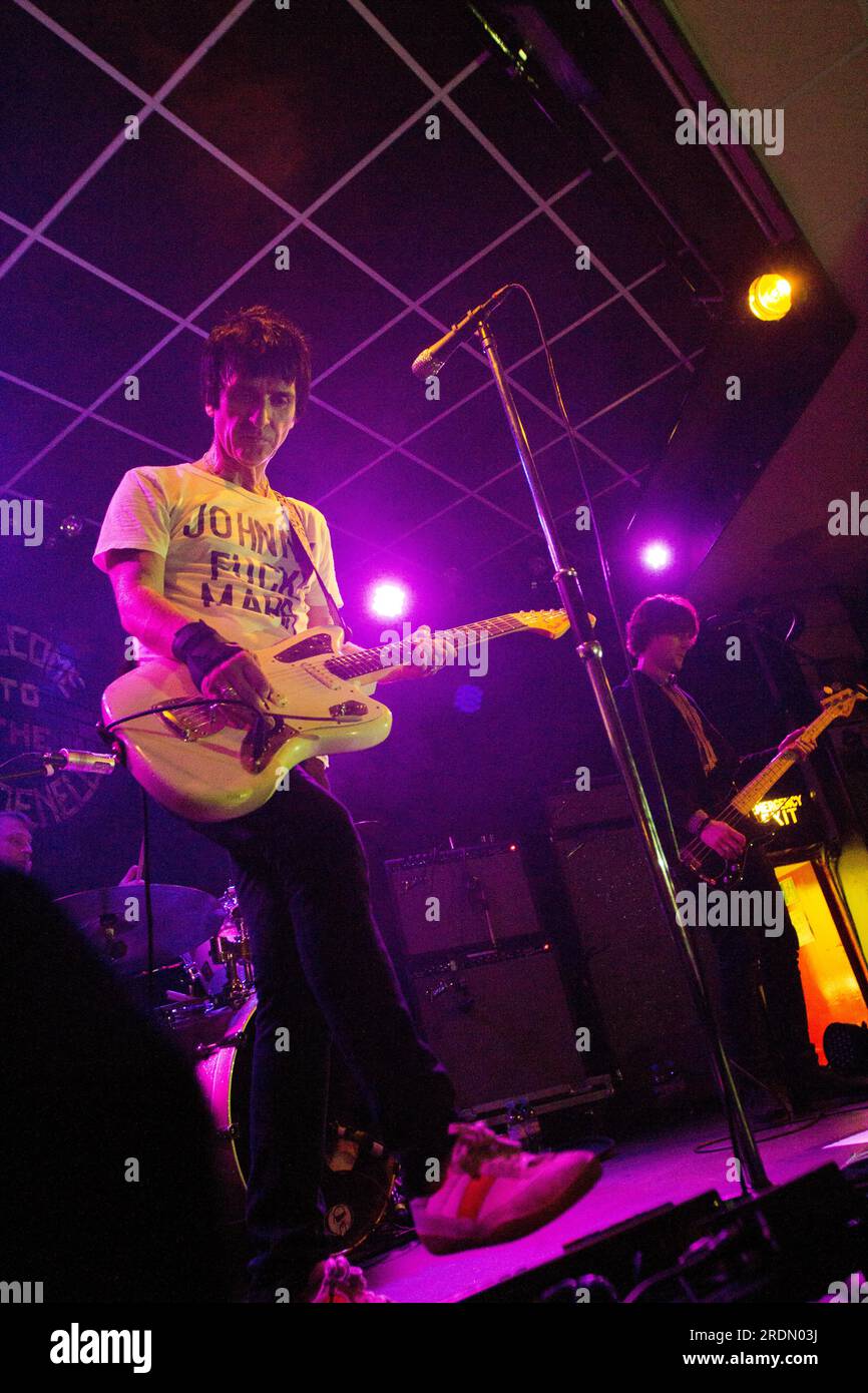 Johnny Marr (ex The Smiths) se produisant avec une main cassée au Brudenell social Club, Leeds le 24 mars 2014 Banque D'Images