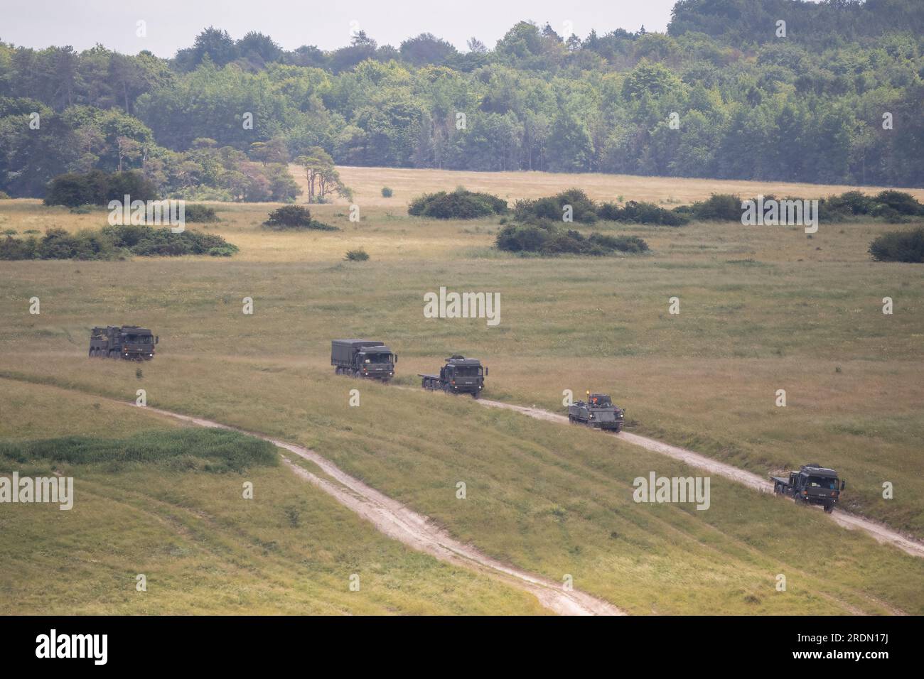 Un convoi de véhicules de l'armée britannique se déplaçant à travers la campagne lors d'un exercice militaire Banque D'Images