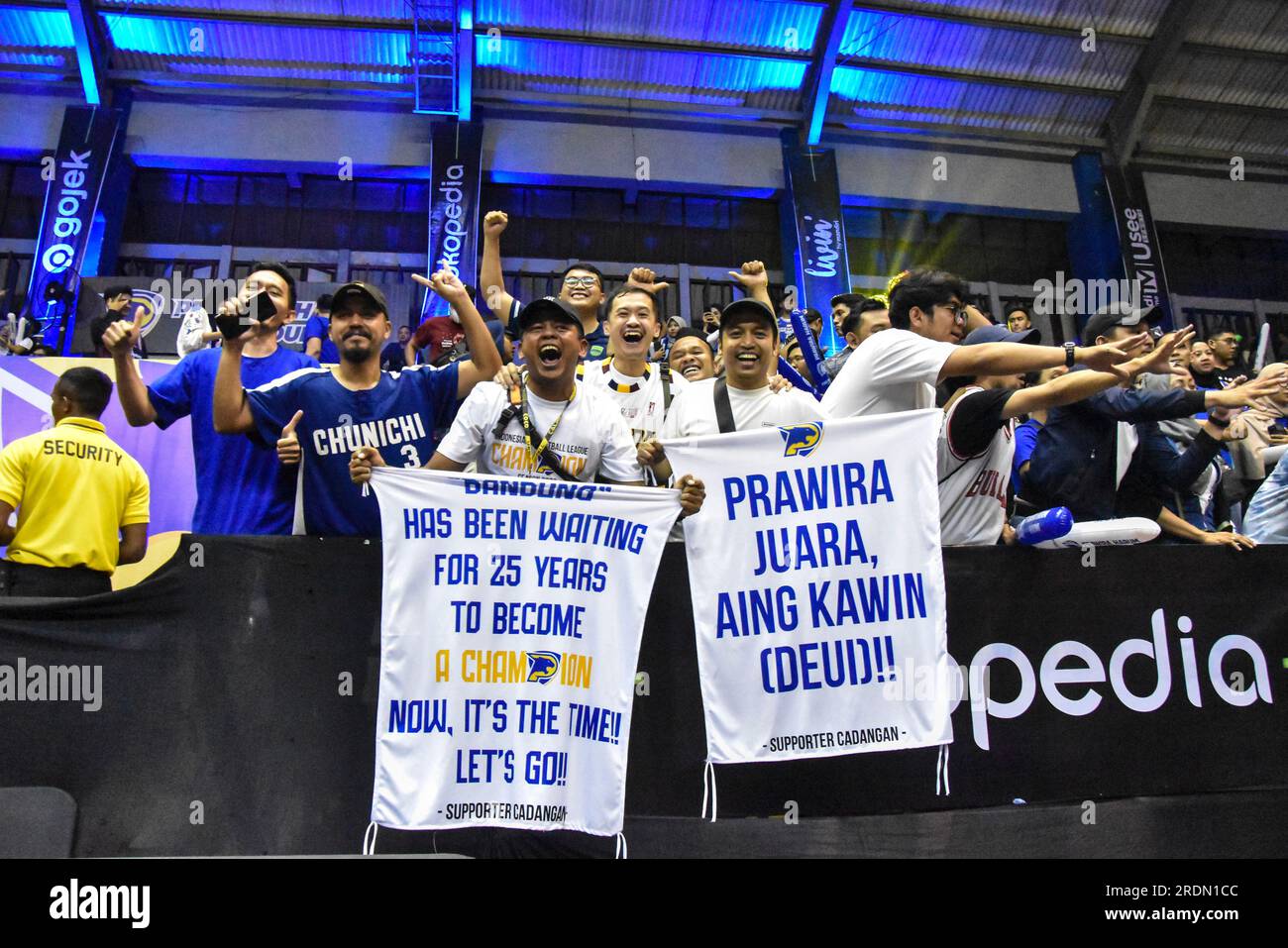 Bandung, Java Ouest, Indonésie. 22 juillet 2023. Les supporters de Prawira Harum Bandung ont porté une bannière qui dit champion après 25 ans dans la finale de la Ligue de basket d'Indonésie (IBL) 2023 contre l'équipe Pelita Jaya à la C-Tra Arena GOR. Crédit : Dimas Rachmatsyah/Alamy Live News Banque D'Images