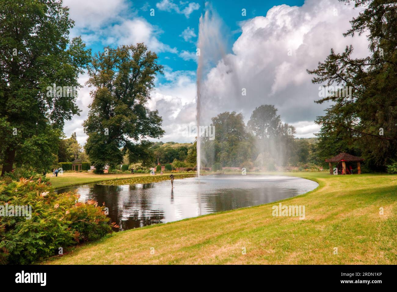Fontaine de jardin à l'abbaye de Forde, Chard, Somerset, Royaume-Uni Banque D'Images