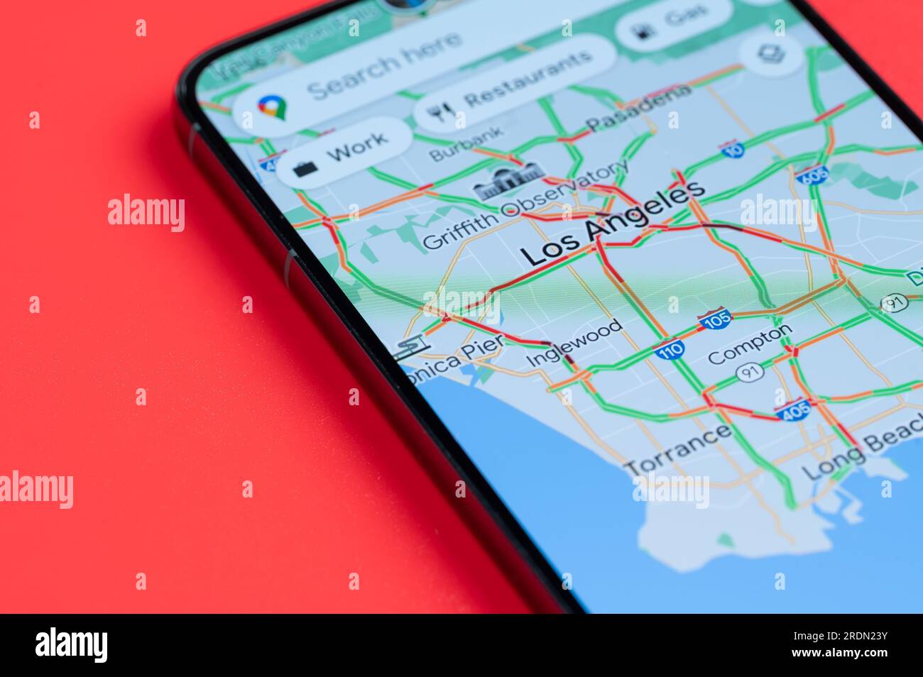 New York, États-Unis - 21 juillet 2023:trafic automobile lourd à Los Angeles sur google maps en vue rapprochée de l'écran du smartphone Banque D'Images