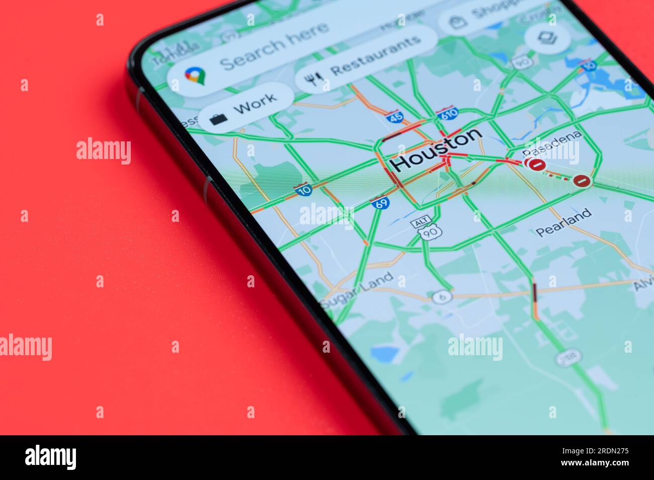 New York, USA - 21 juillet 2023 : trafic automobile à Houston sur google maps en vue rapprochée de l'écran smartphone Banque D'Images