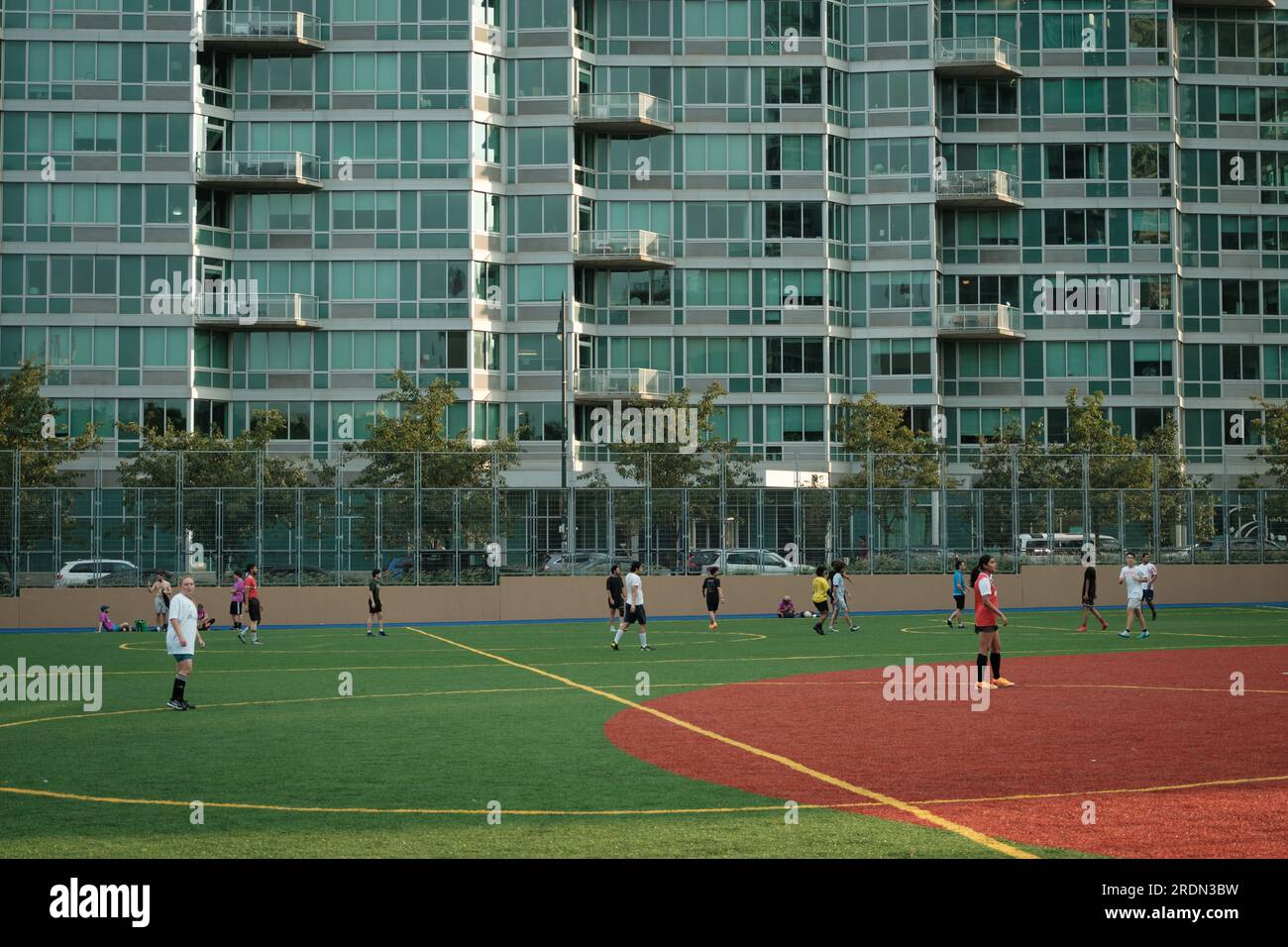 Terrain de football au Gantry Plaza State Park à long Island City, Queens, New York Banque D'Images