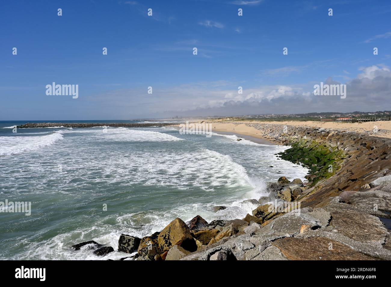 Praia de paramos, longue plage de sable avec des défenses marines en pierre par Barril, Espinho, Portugal Banque D'Images