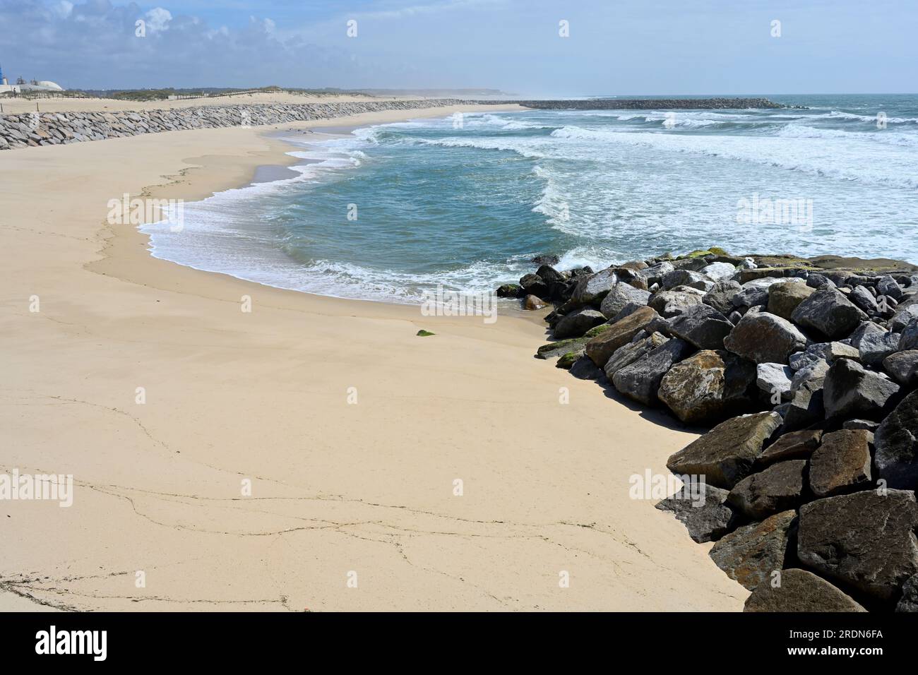 Praia de paramos, longue plage de sable avec des défenses marines en pierre par Espinho, Portugal Banque D'Images